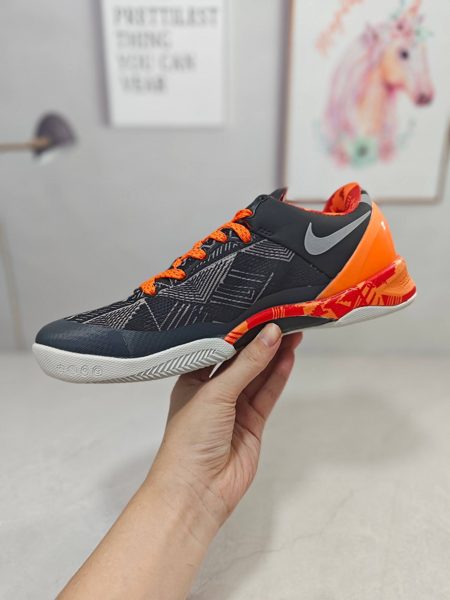 💰200
纯原NK Zoom KOBE 8 科比八代 黑人月 583112-001 殿堂级典藏配色
完美后跟 灵蛇版型 八大亮点
双层材料立体压印
修长侧颜 完美诠释ZK系列灵蛇韵味
鞋身3层补强,鞋头5层补强 鞋面强度独一档
原厂 碳纤➕玻纤复合板加持!抗扭属性神级还原
REACT发泡配方!相比LUNARON韧性与抗衰减双重提升
鞋舌刺绣织唛
原厂中底布➕正确科8原盒➕蛇纹包装纸 ➕正确鞋盒侧标信息 过验级包装满逼格呈现
尺码39-46 (ZK楦型偏窄 脚宽买大半码)