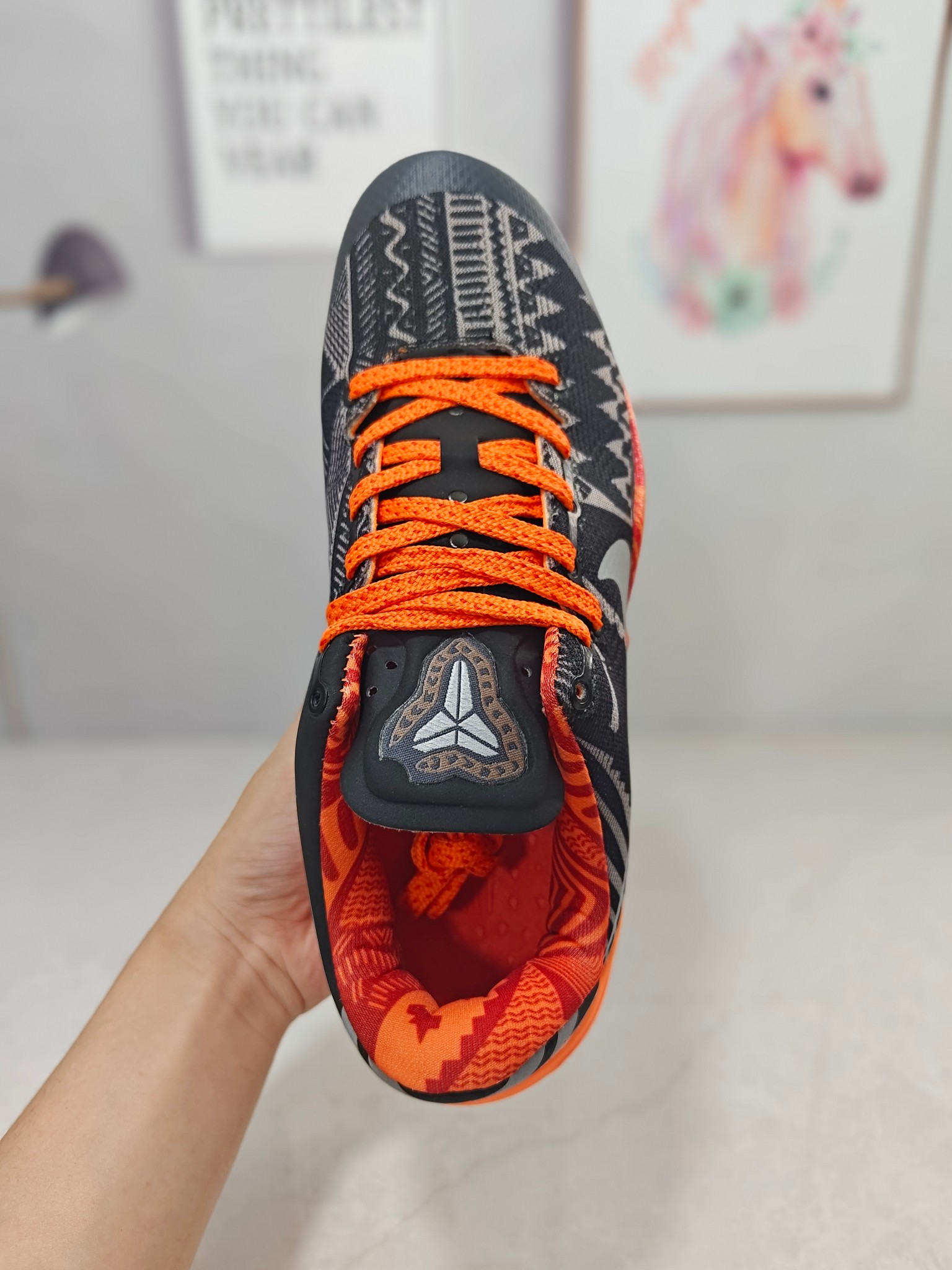 💰200
纯原NK Zoom KOBE 8 科比八代 黑人月 583112-001 殿堂级典藏配色
完美后跟 灵蛇版型 八大亮点
双层材料立体压印
修长侧颜 完美诠释ZK系列灵蛇韵味
鞋身3层补强,鞋头5层补强 鞋面强度独一档
原厂 碳纤➕玻纤复合板加持!抗扭属性神级还原
REACT发泡配方!相比LUNARON韧性与抗衰减双重提升
鞋舌刺绣织唛
原厂中底布➕正确科8原盒➕蛇纹包装纸 ➕正确鞋盒侧标信息 过验级包装满逼格呈现
尺码39-46 (ZK楦型偏窄 脚宽买大半码)