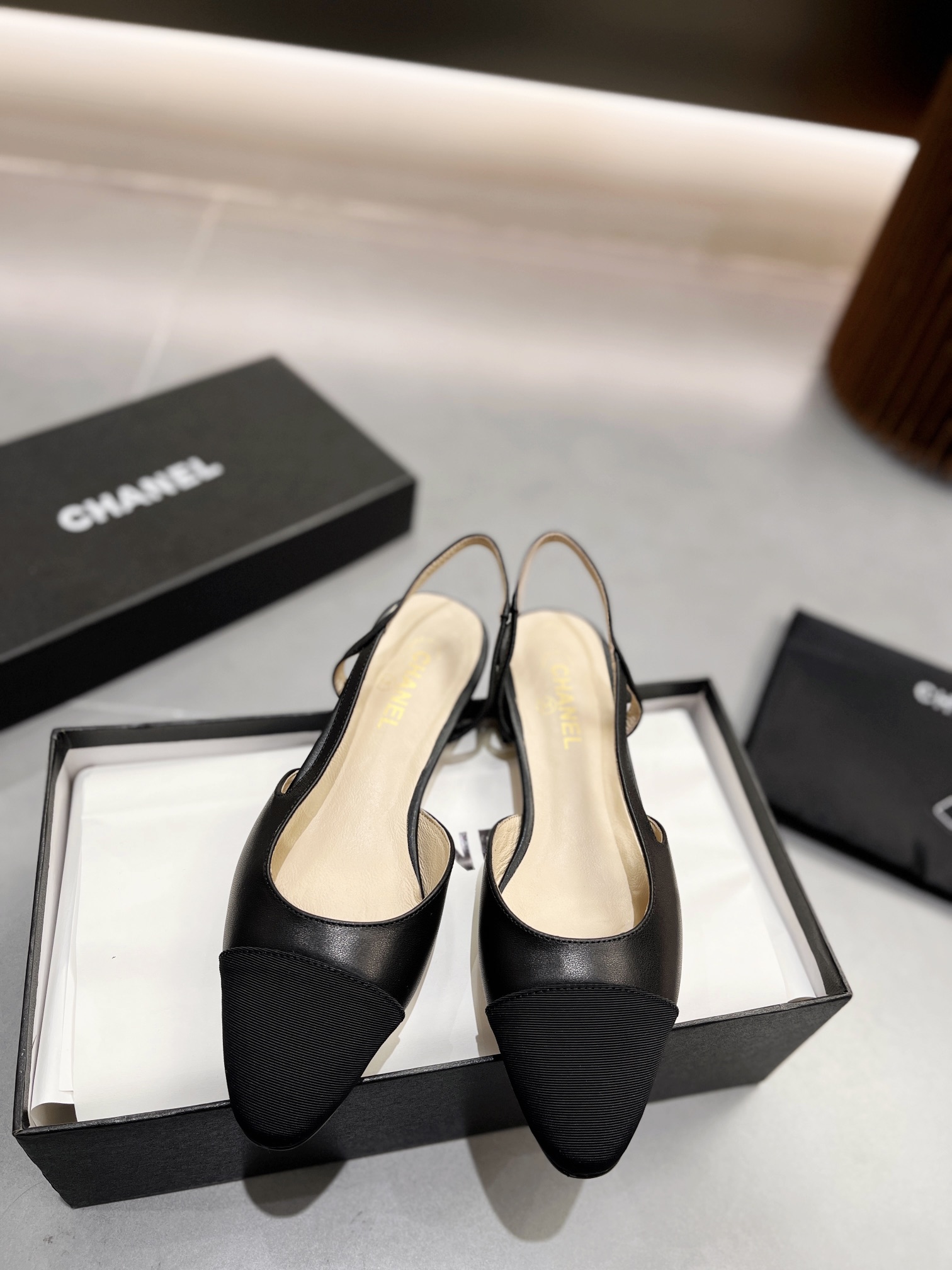 NO:234487,2CHANEL two-color shoes. I bought the original version in Europe and came back to develop it. I strive to choose the same sheepskin as the original version in terms of 1:1 foot pads. I ensure that all the craftsmanship and materials of the shoes are consistent with the original version!  !  Genuine leather sole!  35-40M standard code Yuan, sandals, chanel, sandals, sheepskin, Leather soles198609092CHANEL双色鞋 欧洲买原版回来开发 务求完全的1:1垫脚方面选取原版一样的羊皮 确保了鞋子的所有工艺与材质 原版一致！！真皮大底！ 码数35-40M标准码 元,凉鞋,chanel,sandals,sheepskin,Leather soles,Women's Shoes