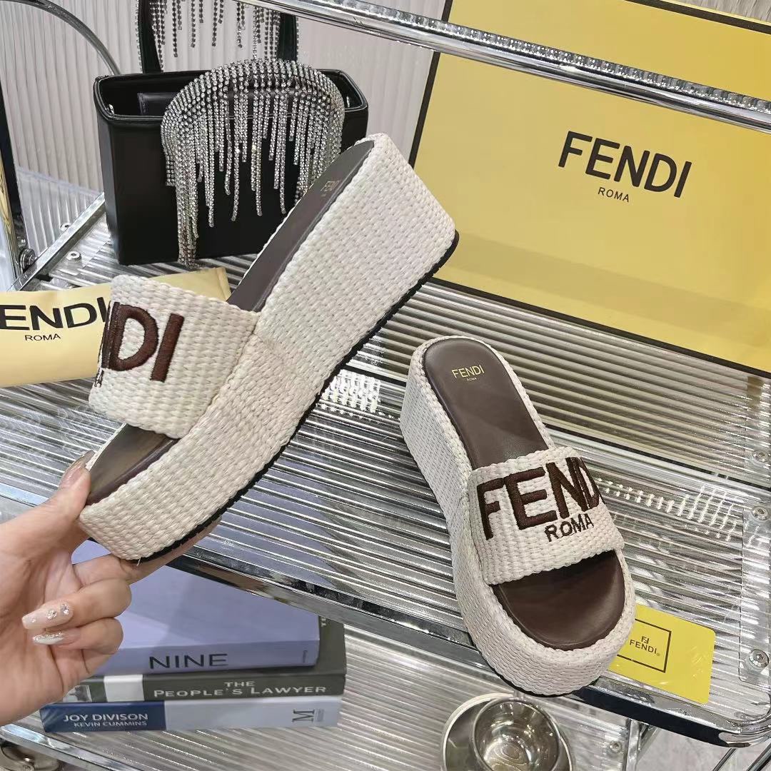 NO:169636,Yuan,*Fendi's new masterpiece is coming!  The classic hot lazy drag, with top quality, is a hot hit product!  Please confirm the quality and workmanship of our home!   Go is made of imported original woven material, all of which are goatskin inside, and the original wear-resistant and non-slip sole. The sizes are 35 to 41, [40, 41 can be customized]., slippers, fendi, slippers, sheepskin19860909元,*芬迪全新力作来袭！经典爆款的懒人拖,拥有顶级品质,乃是跑量爆款！请认准咱家的品质与做工哟！  Go 其材质为进口原版编织材质,内里统统采用山羊皮,还有原版的耐磨防滑大底.码数为 35 至 41,[40、41 可定制].,拖鞋,fendi,slippers,sheepskin,Women's Shoes
