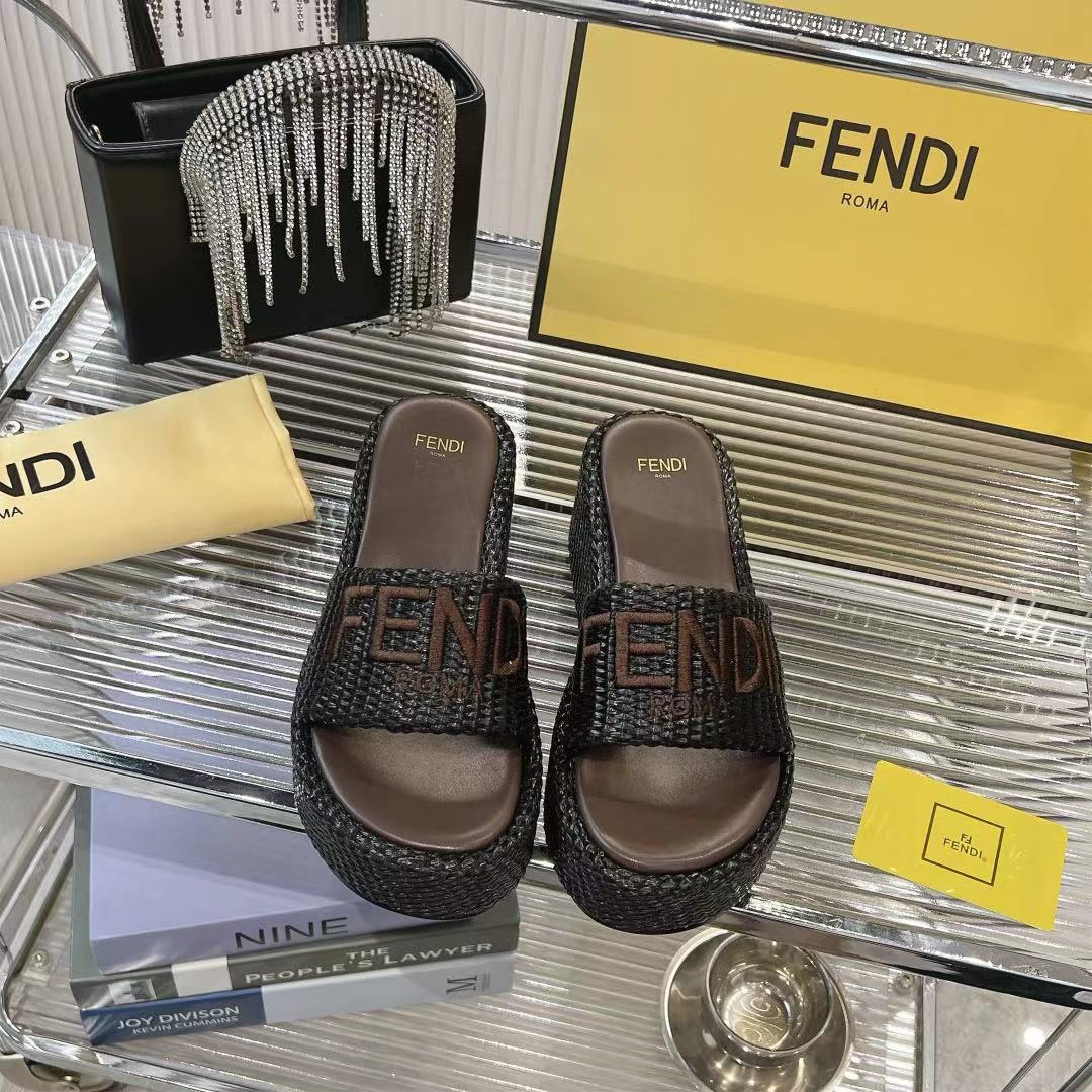 NO:169640,*Fendi's new masterpiece is coming!  The classic hot lazy drag, with top quality, is a hot hit product!  Please confirm the quality and workmanship of our home!   Go is made of imported original woven material, all of which are goatskin inside, and the original wear-resistant and non-slip sole. The sizes are 35 to 41, [40, 41 can be customized]., slippers, fendi, slippers, sheepskin19860909*芬迪全新力作来袭！经典爆款的懒人拖,拥有顶级品质,乃是跑量爆款！请认准咱家的品质与做工哟！  Go 其材质为进口原版编织材质,内里统统采用山羊皮,还有原版的耐磨防滑大底.码数为 35 至 41,[40、41 可定制].,拖鞋,fendi,slippers,sheepskin,Women's Shoes