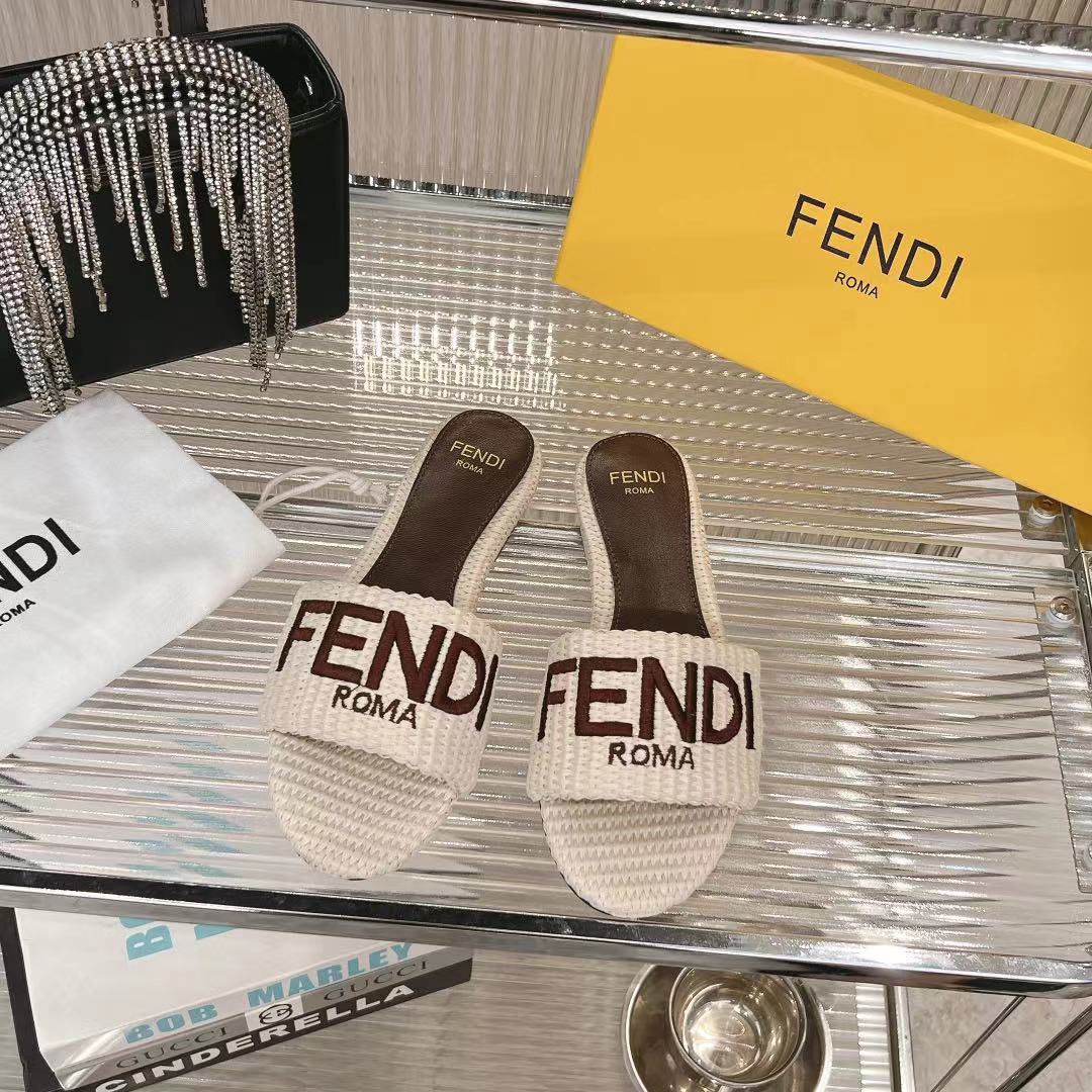 , P230 𝐅𝐄𝐍𝐃* ¡La nueva obra maestra de Fendi ya está aquí! El clásico modelo explosivo de la fre