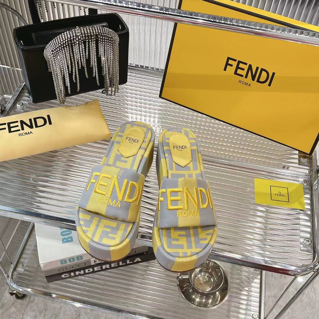 NO:405231,Yuan,*Fendi's new masterpiece is coming!  The classic hot lazy drag, with top quality, is a hot hit product!  Please confirm the quality and workmanship of our home!   Go is made of imported original woven material, all of which are goatskin inside, and the original wear-resistant and non-slip sole. The sizes are 35 to 41, [40, 41 can be customized]., slippers, fendi, slippers, sheepskin19860909元,*芬迪全新力作来袭！经典爆款的懒人拖,拥有顶级品质,乃是跑量爆款！请认准咱家的品质与做工哟！  Go 其材质为进口原版编织材质,内里统统采用山羊皮,还有原版的耐磨防滑大底.码数为 35 至 41,[40、41 可定制].,拖鞋,fendi,slippers,sheepskin,Women's Shoes