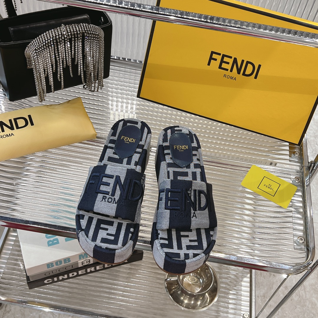 NO:166149,Yuan,*Fendi's new masterpiece is coming!  The classic hot lazy drag, with top quality, is a hot hit product!  Please confirm the quality and workmanship of our home!   Go is made of imported original woven material, all of which are goatskin inside, and the original wear-resistant and non-slip sole. The sizes are 35 to 41, [40, 41 can be customized]., slippers, fendi, slippers, sheepskin19860909元,*芬迪全新力作来袭！经典爆款的懒人拖,拥有顶级品质,乃是跑量爆款！请认准咱家的品质与做工哟！  Go 其材质为进口原版编织材质,内里统统采用山羊皮,还有原版的耐磨防滑大底.码数为 35 至 41,[40、41 可定制].,拖鞋,fendi,slippers,sheepskin,Women's Shoes