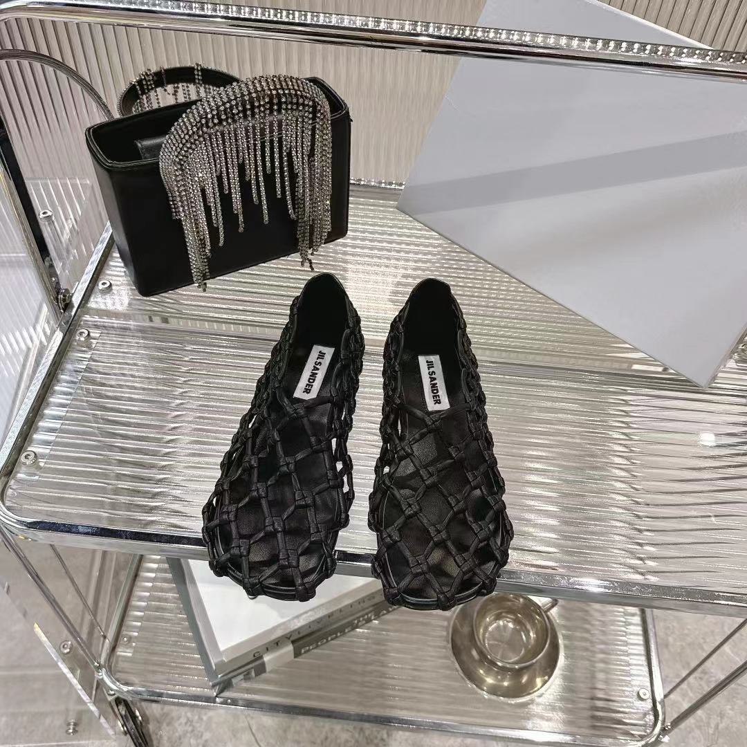 NO:257419,Jil sander 2025 Jill Yuansanda Early Spring Sandals Series!  The latest hot spring and summer fashion high-heeled pointed-toe sandals This is really amazing. It's so fashionable that it's so popular. I can't expect that there is any reason to reject this sandal. Any concave style is perfectly minimalist and is made in the head. A must-have for fashionable essence that must not be missed. There is no complicated decoration. The texture is excellent. The pure and minimalist feel is neat and poetic. Super versatile and not easy to wear... The standard configuration index for daily vacation is 100 points. The upper is imported mixed-bred sheepskin. The inner footbed sheepskin. The soles are imported from Italy. The size is 35-40 (40 orders and no return). Ballet shoes, jil sander, sandals, sheepskin, Leather soles19860909Jil sander 2025吉尔·元桑达早春凉鞋系列！春夏最新爆款时髦高跟尖头带子凉鞋 这款真的绝了 时髦到飞起 想不到有任何理由可以去拒绝这款凉鞋 随便凹个造型都满分极简主义当头编制,时髦精绝对不能错过的必入款,没有任何繁杂装饰,质感极好的vintage感,纯粹和极简做得利落又诗意 超级百搭不易装款……日常度假标配指数100分  鞋面采用进口混种羊皮  内里垫脚羊皮  大底意大利进口真皮大底  码数35-40（40订不退换）,芭蕾舞鞋,jil sander,sandals,sheepskin,Leather soles,Women's Shoes