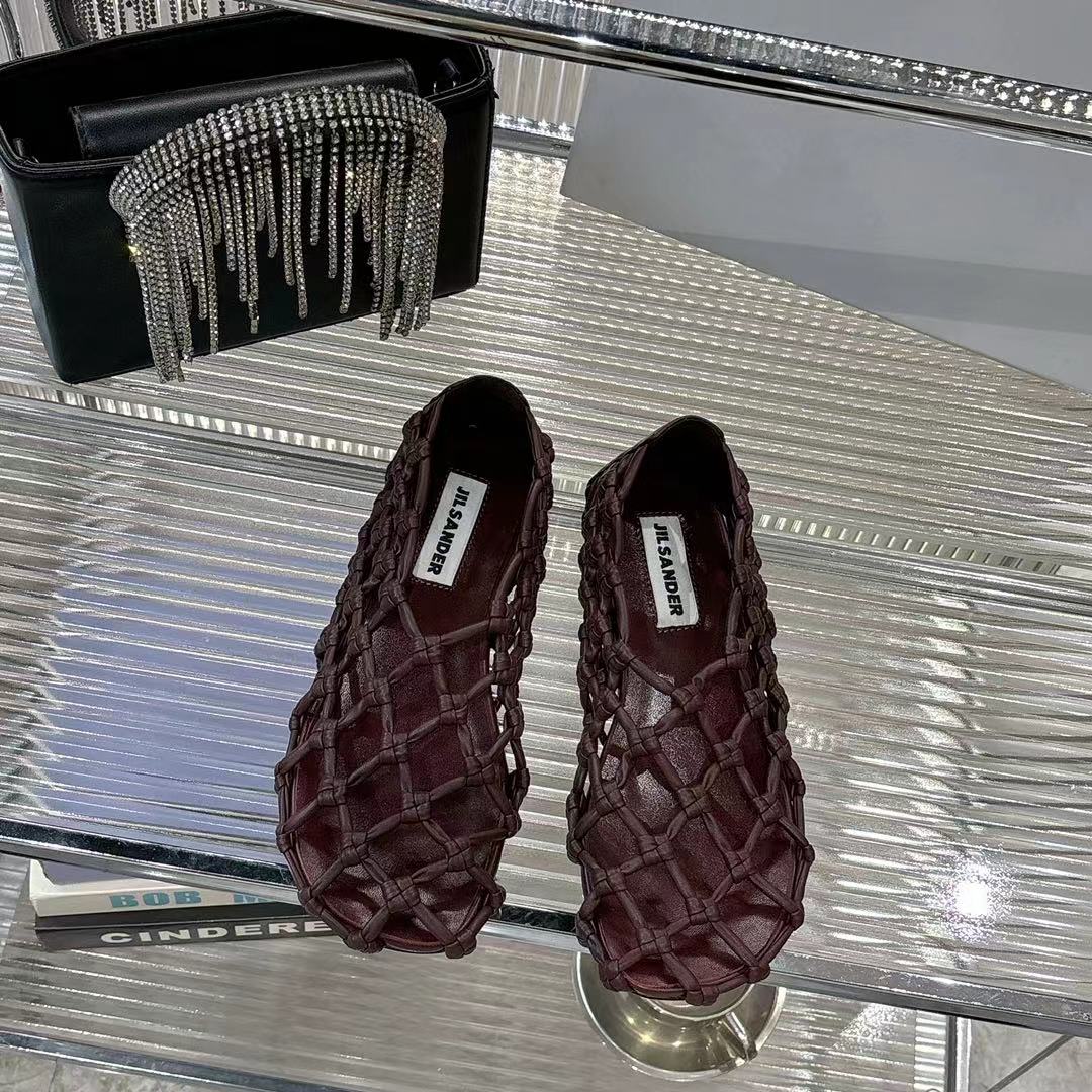 NO:255180,Jil sander 2025 Jill Yuansanda Early Spring Sandals Series!  The latest hot spring and summer fashion high-heeled pointed-toe sandals This is really amazing. It's so fashionable that it's so fashionable that it's flying. I can't expect that there is any reason to reject this sandal. Any concave style is perfectly minimalist and is made in the head. A must-have for fashionable essence. There is no complicated decoration. It has a very good texture. It's pure and minimalist. It's neat and poetic. Super versatile and not easy to wear... The standard configuration index for daily vacation is 100 points. The upper is imported mixed-bred sheepskin. The inner footbed sheepskin. The soles are imported from Italy. The size is 35-40 (40 orders and no return). Sandals, jil sander, sandals, sheepskin, Leather soles19860909Jil sander 2025吉尔·元桑达早春凉鞋系列！春夏最新爆款时髦高跟尖头带子凉鞋 这款真的绝了 时髦到飞起 想不到有任何理由可以去拒绝这款凉鞋 随便凹个造型都满分极简主义当头编制,时髦精绝对不能错过的必入款,没有任何繁杂装饰,质感极好的vintage感,纯粹和极简做得利落又诗意 超级百搭不易装款……日常度假标配指数100分  鞋面采用进口混种羊皮  内里垫脚羊皮  大底意大利进口真皮大底  码数35-40（40订不退换）,凉鞋,jil sander,sandals,sheepskin,Leather soles,Women's Shoes