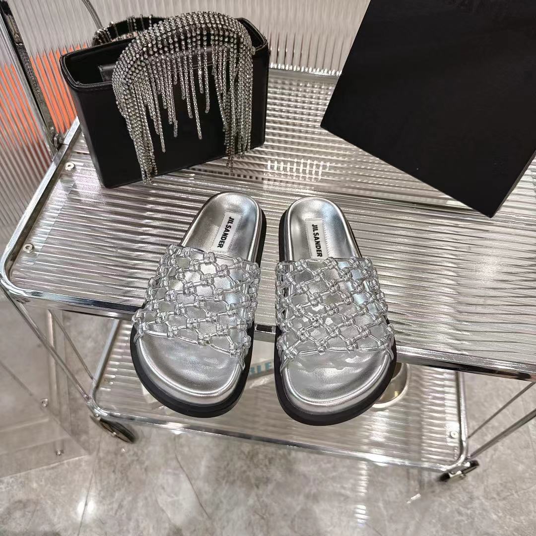 NO:402415,Jilsander 2025 spring and summer new braided slippers. Highlights of design, minimalist braided knots + hollowing craftsmanship, unlocking lazy and high-end feel, and can be matched with jeans/dresses. Switch on commuting and dates at will. Quality control is a must!  The niche design does not match the style, click to take away your 'walking slack feeling' ~ the finishing touch!   Color: black, brown, red, white, soft upper, hand-woven, breathable and not stuffy, delicate foot pads, sheepskin fits the arch, zero pressure to walk, anti-slip, wear-resistant and textured, size 35-40 (41 sizes need to be customized, orders are not returned or exchanged) :, slippers, jil sander, slippers, skirts, jeans, sheepskin19860909Jilsander 2025春夏新款编织拖鞋 设计亮点极简编织绳结+镂空工艺,解锁慵懒高级感,搭配牛仔裤/连衣裙皆可,通勤约会随心切换 品质控必入！小众设计不撞款,点击带走你的「行走的松弛感」～点睛之笔！  颜色:黑色.棕色.红色.白色 鞋面柔软羊皮手工编织,透气不闷脚 垫脚细腻羊皮贴合足弓,行走零压力 大底防滑耐磨有质感 码数35-40码（41码需订做,下单不退换） :,拖鞋,jil sander,slippers,skirts,jeans,sheepskin,Women's Shoes