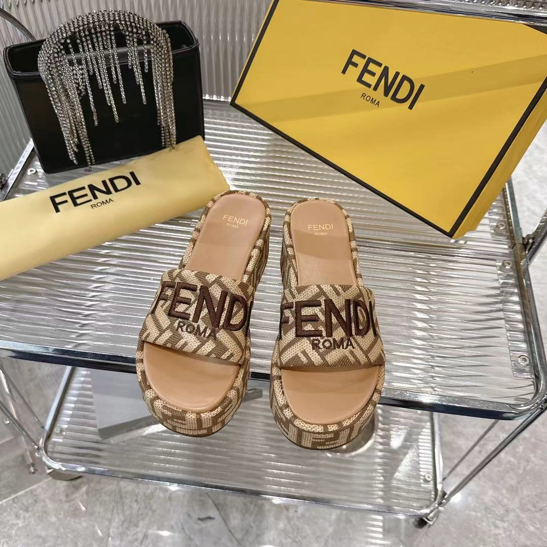 NO:405239,Yuan,*Fendi's new masterpiece is coming!  The classic hot lazy drag, with top quality, is a hot hit product!  Please confirm the quality and workmanship of our home!   Go is made of imported original woven material, all of which are goatskin inside, and the original wear-resistant and non-slip sole. The sizes are 35 to 41, [40, 41 can be customized]., slippers, fendi, slippers, sheepskin19860909元,*芬迪全新力作来袭！经典爆款的懒人拖,拥有顶级品质,乃是跑量爆款！请认准咱家的品质与做工哟！  Go 其材质为进口原版编织材质,内里统统采用山羊皮,还有原版的耐磨防滑大底.码数为 35 至 41,[40、41 可定制].,拖鞋,fendi,slippers,sheepskin,Women's Shoes