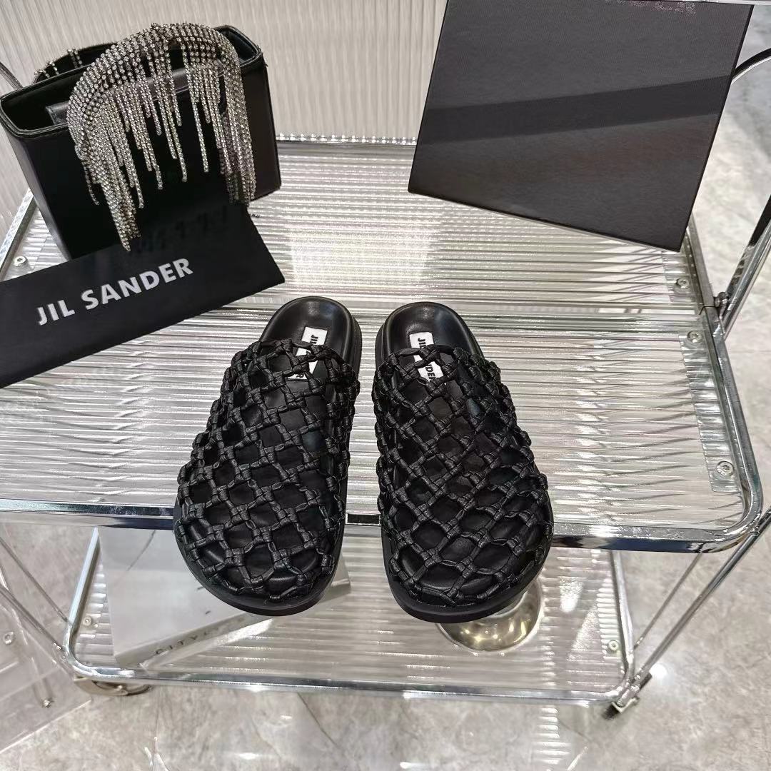 NO:407174,Jilsander 2025 spring and summer new braided slippers. Highlights of design, minimalist braided knots + hollowing craftsmanship, unlocking lazy and high-end feel, and can be matched with jeans/dresses. Switch on commuting and dates at will. Quality control is a must!  The niche design does not match the style, click to take away your 'walking slack feeling' ~ the finishing touch!   Color: black, brown, red, white, soft upper, hand-woven, breathable and not stuffy, delicate foot pads, sheepskin fits the arch, zero pressure to walk, anti-slip, wear-resistant and textured, size 35-40 (41 sizes need to be customized, orders are not returned or exchanged) :, semi-torch, jil sander, slippers, skirts, jeans, sheepskin19860909Jilsander 2025春夏新款编织拖鞋 设计亮点极简编织绳结+镂空工艺,解锁慵懒高级感,搭配牛仔裤/连衣裙皆可,通勤约会随心切换 品质控必入！小众设计不撞款,点击带走你的「行走的松弛感」～点睛之笔！  颜色:黑色.棕色.红色.白色 鞋面柔软羊皮手工编织,透气不闷脚 垫脚细腻羊皮贴合足弓,行走零压力 大底防滑耐磨有质感 码数35-40码（41码需订做,下单不退换） :,半拖,jil sander,slippers,skirts,jeans,sheepskin,Women's Shoes