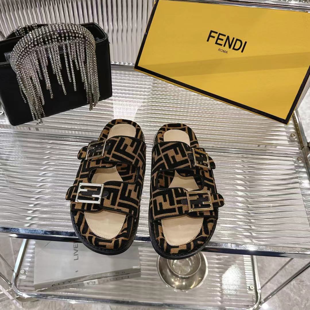 NO:422749,Fendi's latest color matching feel presbyterian FF sandals. The original mold is 1:1 to restore the new early autumn style. Cream white leather + FF presbyterian double buckles, flashing in the sun, screaming edge engraving + gold metal parts, the texture of the counter is full! ! The point is that when you are on your feet, you are so light that you forget to wear shoes, and you will not be stuffy! 35-40 (41 custom made without return or exchange), slippers, fendi, fendi, slippers19860909Fendi芬迪 最新配色 feel老花FF凉拖鞋 原版开模1:1还原早秋新款 奶油白皮革+FF老花双带扣,阳光下闪到尖叫 边缘雕刻+金色金属件,专柜质感拉满！！ 重点是上脚像踩云朵 轻到忘记穿鞋 暴走不闷脚！ 35-40（41订做不退換）,拖鞋,fendi,fendi,slippers,Women's Shoes