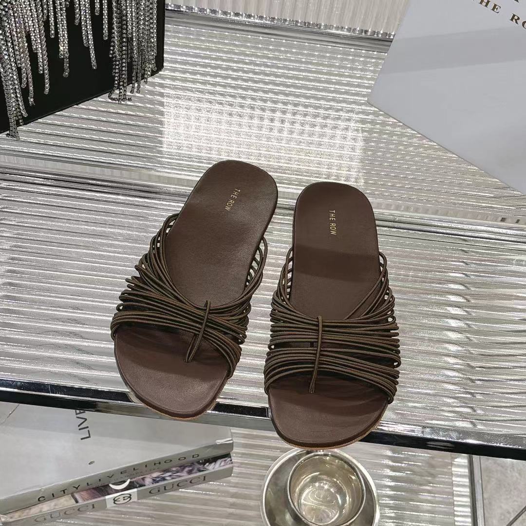 NO:422709,The Row's new thin strap is so clear about summer~ It's so simple that it's the most outstanding!  The thin straps are wrapped around the feet, not dragging or bulky, and the skin exposure is just right. The ankles are lined up in an instant with thin and delicate features. The visual long legs are full of buffs, and the feet feel is not to be picked!  Italian leather bottom is soft and glutinous, and it won’t hurt your feet without any scratching your feet for barefoot. It’s safe to go on a day~ [Fireworks] [Fireworks] It’s a casual chic style with jeans, and a little gentle and exquisite dress. You can wear it on daily commuting or dates!  Fashionable summer shoe cabinet really can't be missing it~ Size: 35-40 size color black, red, brown, slippers, slippers, skirts, jeans, Leather soles19860909The Row 新款细带款也太懂夏天了吧～ 简约到极致反而最出挑！细细的带子绕在脚上,不拖沓不笨重,露肤度刚刚好,上脚瞬间把脚踝衬得又细又精致,视觉长腿buff叠满 脚感也没得挑！意大利真皮大底软软糯糯,光脚穿都不磨脚,暴走一天也稳当～ [烟花][烟花]搭牛仔裤是随性chic风,配小裙子又带点温柔精致,日常通勤或约会穿都能打！时髦精夏天的鞋柜真的不能少它～码数:35码-40码颜色黑色、红色、棕色,拖鞋,slippers,skirts,jeans,Leather soles,Women's Shoes
