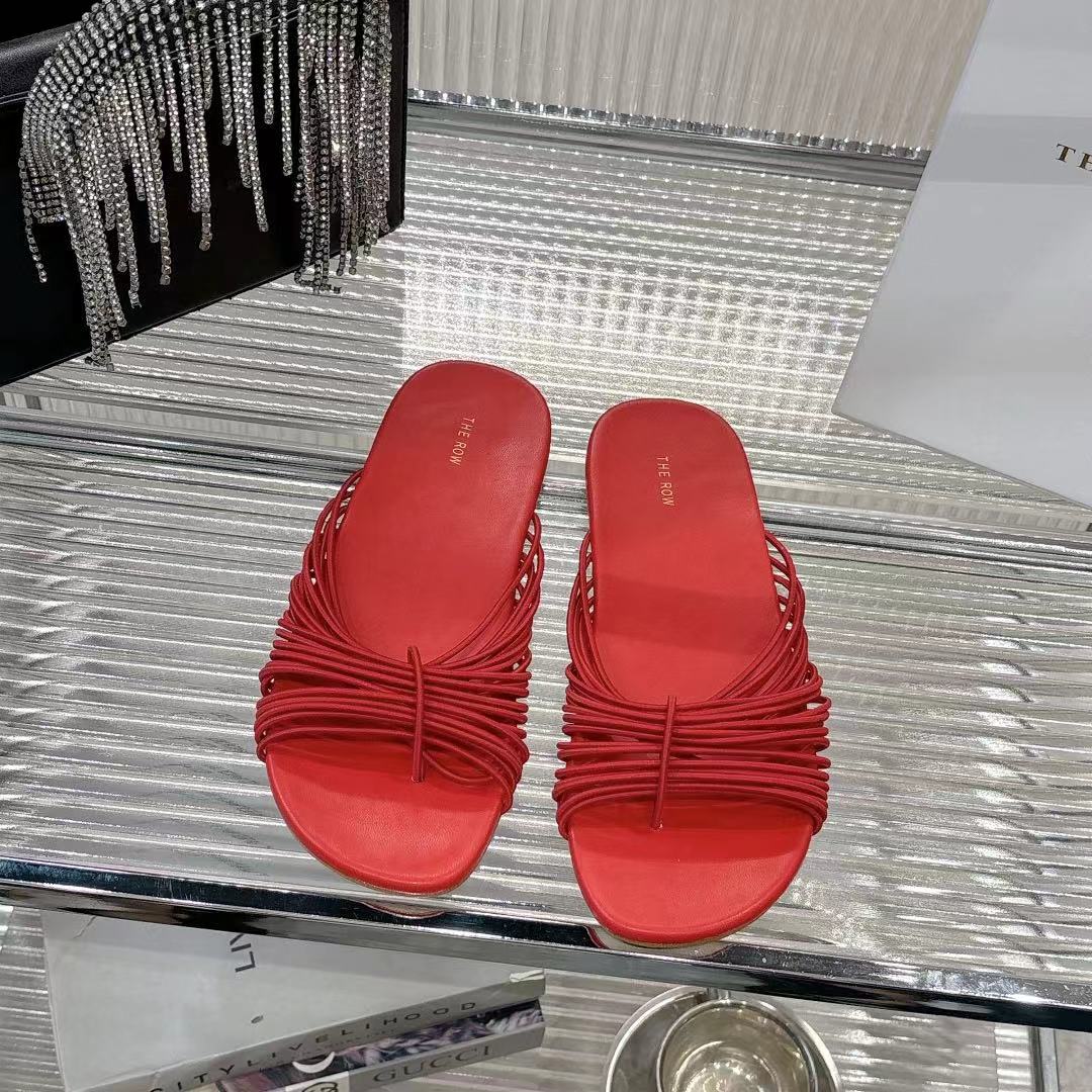 NO:422720,The Row's new thin strap is so clear about summer~ It's so simple that it's the most outstanding!  The thin straps are wrapped around the feet, not dragging or bulky, and the skin exposure is just right. The ankles are lined up in an instant with thin and delicate features. The visual long legs are full of buffs, and the feet feel is not to be picked!  Italian leather bottom is soft and glutinous, and it won’t hurt your feet without any scratching your feet for a barefoot. It’s safe to go on a day~ [Fireworks] [Fireworks] It’s a casual chic style with jeans, and a little gentle and exquisite with a small skirt. You can play with daily commuting or dates!  Fashionable summer shoe cabinet really can't be missing it~ Size: 35-40 size color black, red, brown l, slippers, slippers, skirts, jeans, Leather soles19860909The Row 新款细带款也太懂夏天了吧～ 简约到极致反而最出挑！细细的带子绕在脚上,不拖沓不笨重,露肤度刚刚好,上脚瞬间把脚踝衬得又细又精致,视觉长腿buff叠满 脚感也没得挑！意大利真皮大底软软糯糯,光脚穿都不磨脚,暴走一天也稳当～ [烟花][烟花]搭牛仔裤是随性chic风,配小裙子又带点温柔精致,日常通勤或约会穿都能打！时髦精夏天的鞋柜真的不能少它～码数:35码-40码颜色黑色、红色、棕色l,拖鞋,slippers,skirts,jeans,Leather soles,Women's Shoes