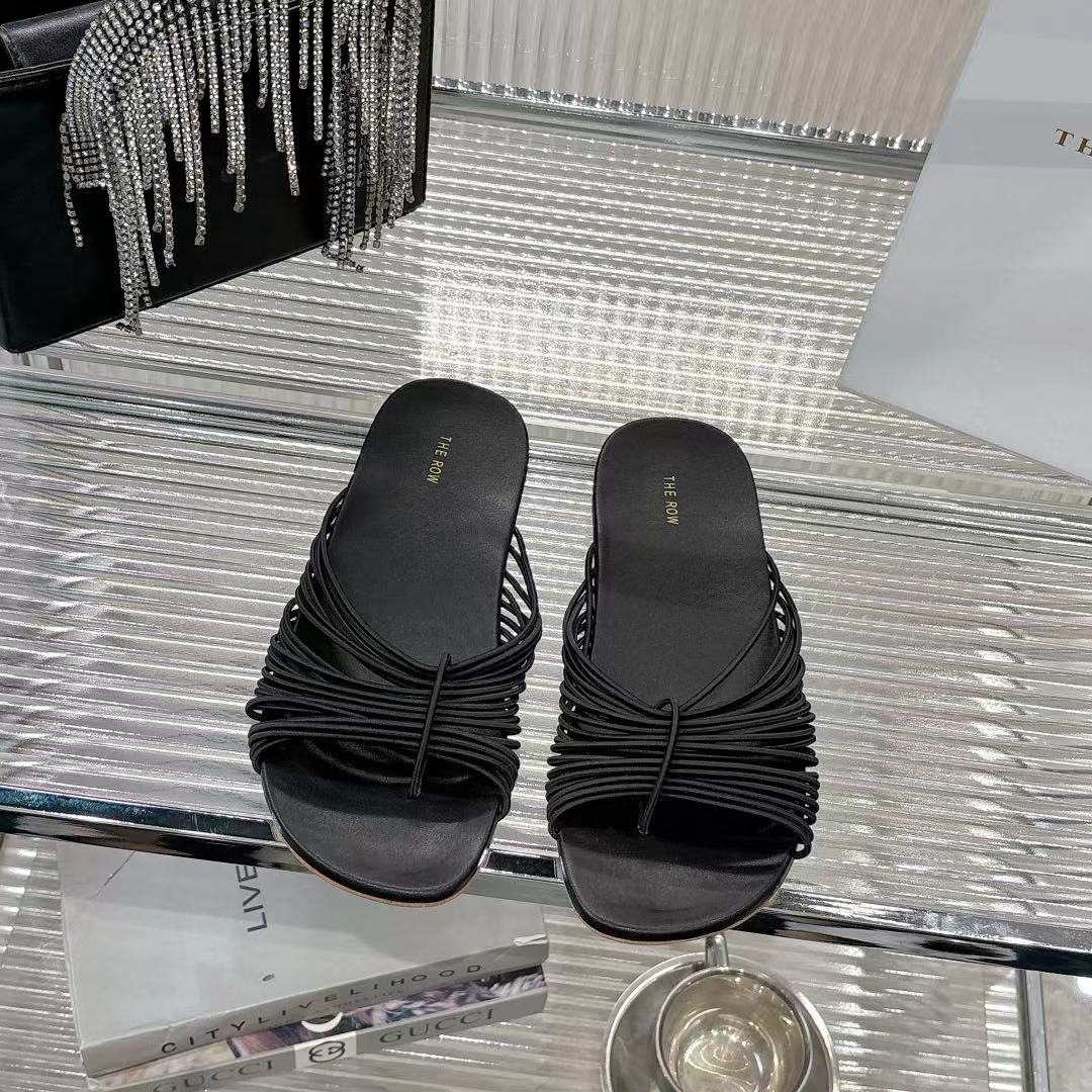 NO:422730,The Row's new thin strap is so clear about summer~ It's so simple that it's the most outstanding!  The thin straps are wrapped around the feet, not dragging or bulky, and the skin exposure is just right. The ankles are lined up in an instant with thin and delicate features. The visual long legs are full of buffs, and the feet feel is not to be picked!  Italian leather bottom is soft and glutinous, and it won’t hurt your feet without any scratching your feet for barefoot. It’s safe to go on a day~ [Fireworks] [Fireworks] It’s a casual chic style with jeans, and a little gentle and exquisite dress. You can wear it on daily commuting or dates!  Fashionable summer shoe cabinet really can't be missing it~ Size: 35-40 size color black, red, brown, slippers, slippers, skirts, jeans, Leather soles19860909The Row 新款细带款也太懂夏天了吧～ 简约到极致反而最出挑！细细的带子绕在脚上,不拖沓不笨重,露肤度刚刚好,上脚瞬间把脚踝衬得又细又精致,视觉长腿buff叠满 脚感也没得挑！意大利真皮大底软软糯糯,光脚穿都不磨脚,暴走一天也稳当～ [烟花][烟花]搭牛仔裤是随性chic风,配小裙子又带点温柔精致,日常通勤或约会穿都能打！时髦精夏天的鞋柜真的不能少它～码数:35码-40码颜色黑色、红色、棕色,拖鞋,slippers,skirts,jeans,Leather soles,Women's Shoes