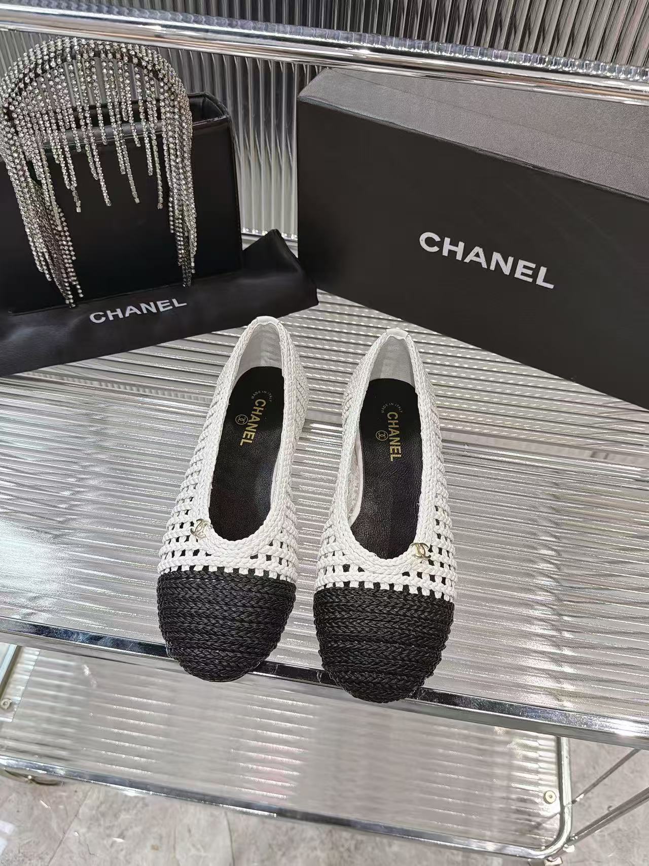 NO:957428,26SSChanel｜Highest limit for top counters, early summer new single shoe series｜Celebrity bloggers have the same popular model with a French style lazy atmosphere. The atmosphere of a noble daughter in summer can be directly filled up. Original 1:1 mold opening｜Purchase top version with ceiling. The same style of hemp rope in the upper counter is hand-woven. Soft and delicate sheepskin lining. Outsole. Imported Italian genuine leather outsole. Size 35–40.  M,ballet shoes,chanel,sheepskin,Leather soles1986090926SSChanel｜顶级专柜最高限定 初夏新款·单鞋系列｜明星博主同款爆款法式慵懒氛围感直接拿捏 夏日显贵千金氛围感直接拉满 原版1:1开模｜代购顶配天花板版本 鞋面专柜同款麻绳手工编织 内里软糯细腻羊皮 大底进口意大利真皮大底 码数35–40 M,芭蕾舞鞋,chanel,sheepskin,Leather soles,Women's Shoes