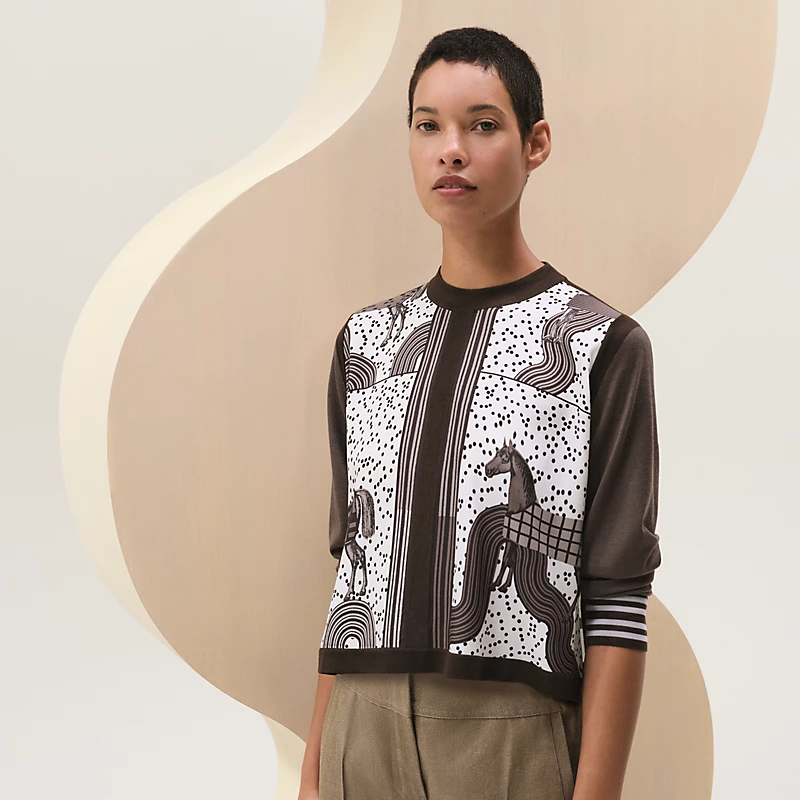 NO:534200,Model number G25092372 HERM*S new model high-end custom AB front piece 19 Mmi silk twill spliced ​​back piece wool blended knitted fabric, horse polka dot pattern printed front short back long round neck long sleeve pullover sweater top!  Red-brown, dark brown, (M size shoulder width 39, bust 100, sleeve length 59, front garment length 48/back medium length 53) hair, hermes, real silk, alexander wang19860909款号G25092372 HERM*S新款 高端定制AB面前片19姆米真丝斜纹绸拼接后片羊毛混纺针织面料、骏马波点图案印花前短后长圆领长袖套头针织衫上衣！红棕色、深咖色、 （M码肩宽39,胸围100,袖长59,前衣长48/后中长53）发,,hermes,real silk,alexander wang,Women's clothing