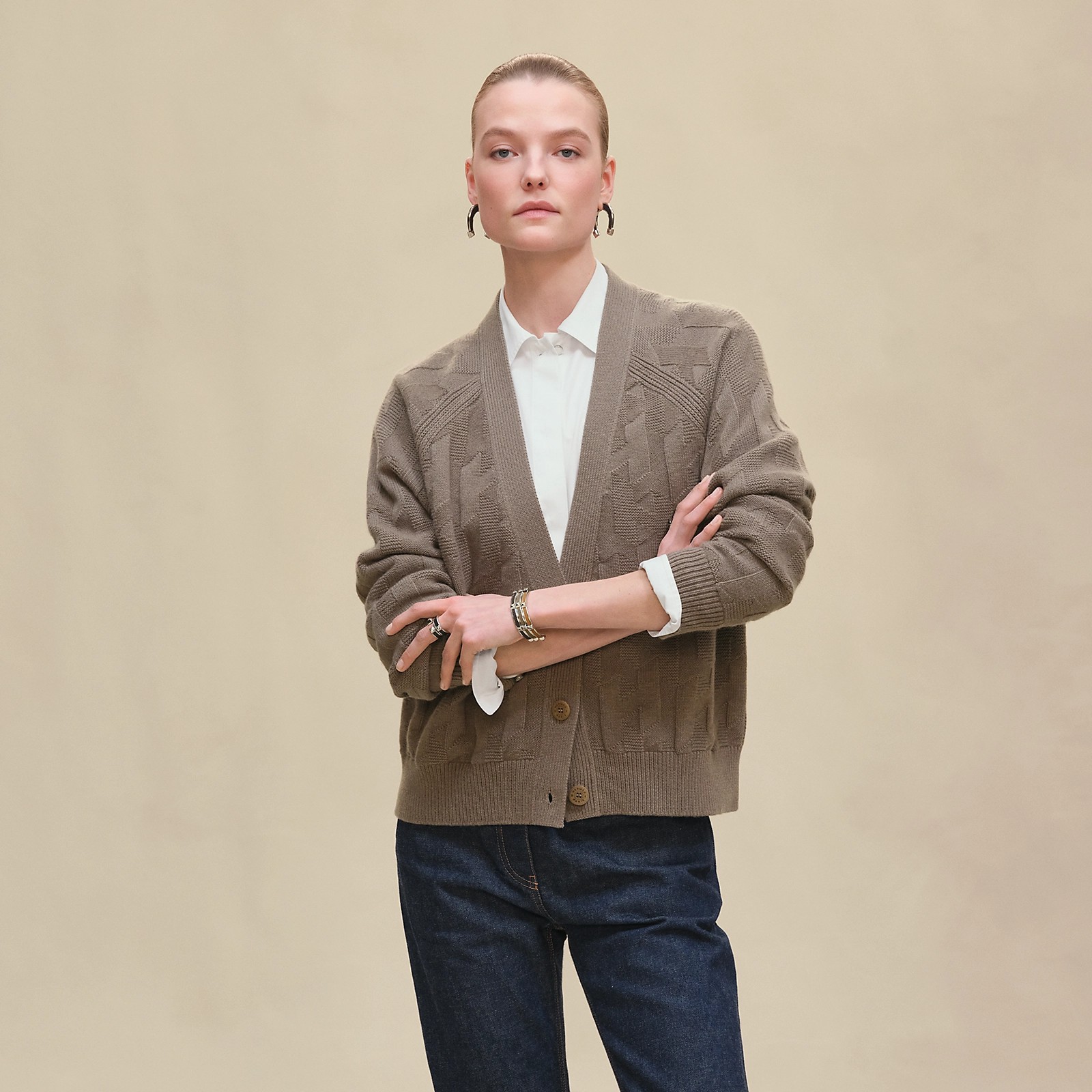 NO:561792,Style No. G25973 Hermè* New H Family boutique high-end customized wool yarn, all-over H letter jacquard pattern, loose and fashionable V-neck long-sleeved thick knitted cardigan jacket!  Beige, blue, brown, (L size bust 108, raglan sleeve length 69, dress length 60) hair,,hermes,jackets & coats,alexander wang19860909款号G25973 Hermè*新款 H家精品高端定制羊毛纱线、通体H字母提花纹宽松时尚V领长袖厚款针织开衫外套！米色、蓝色、咖啡色、（L码胸围108,连肩袖长69,衣长60）发,,hermes,jackets & coats,alexander wang,Women's clothing