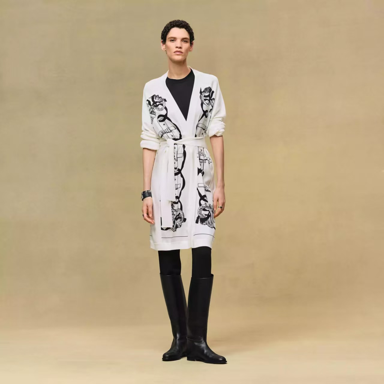 NO:740150,Model number G26030473 HERM*S new high-end customized AB fabric 19mm silk twill spliced ​​wool Tencel blended knitted fabric, fashionable abstract retro pattern printed buttonless shawl style mid-length knitted cardigan, home style long-sleeved waist dress with belt!  White, black, (M size bust 108, raglan sleeve length 70, skirt length 100) hair, hermes, skirts, real silk, shawls,19860909款号G26030473 HERM*S新款 高端定制AB面料19姆米真丝斜纹绸拼接羊毛天丝混纺针织面料、时尚抽象复古图案印花无扣门襟披肩式中长款针织开衫、居家风长袖束腰连衣裙配有腰带！白色、黑色、（M码胸围108,连肩袖长70,裙长100）发,,hermes,skirts,real silk,shawls,,Women's clothing