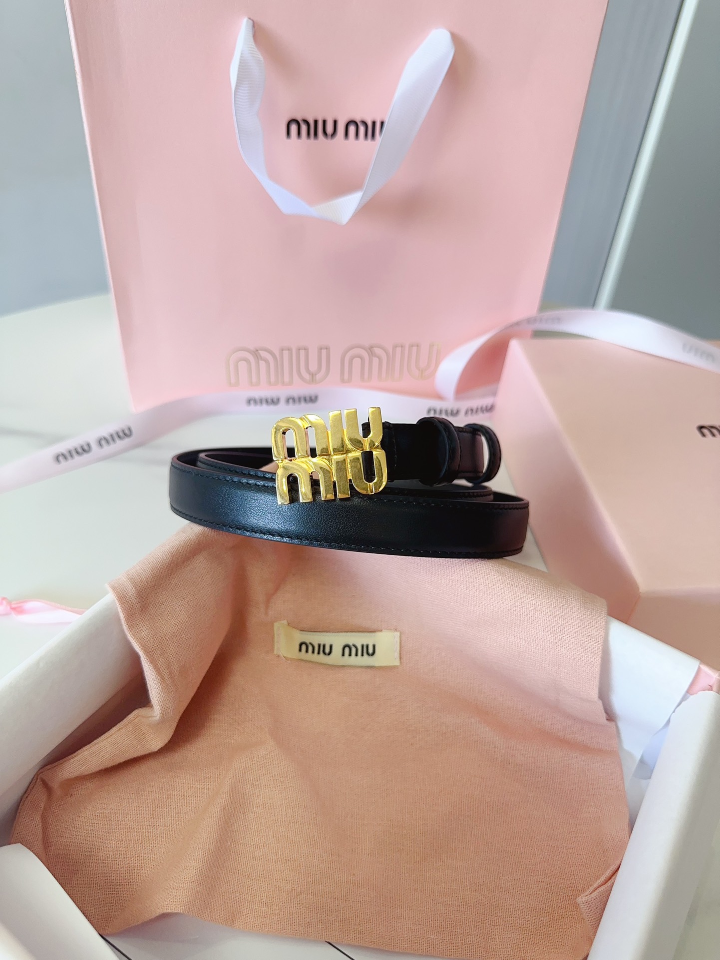 Miu Miu miumiu新款 极简主义风格的腰带 City Calf小牛皮材质 金属搭配logo款扣