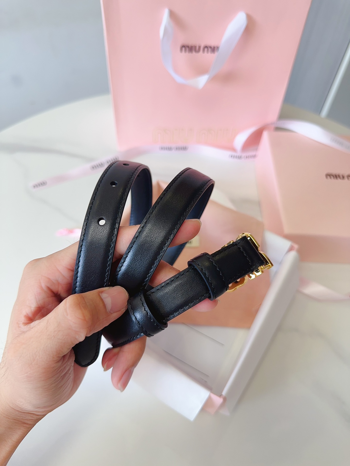 Miu Miu miumiu新款 极简主义风格的腰带 City Calf小牛皮材质 金属搭配logo款扣