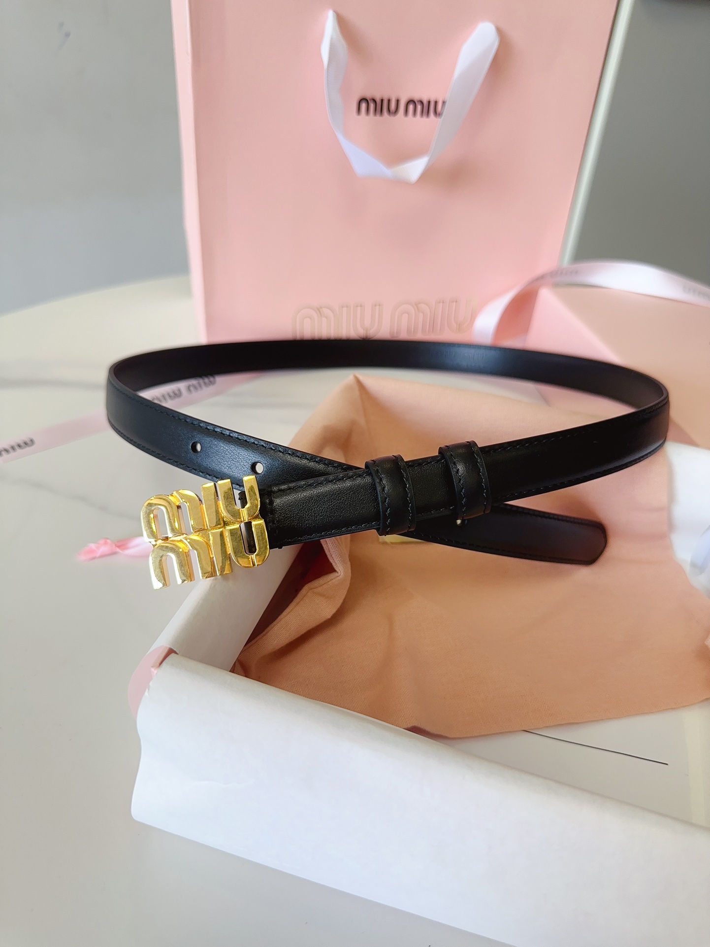 Miu Miu miumiu新款 极简主义风格的腰带 City Calf小牛皮材质 金属搭配logo款扣