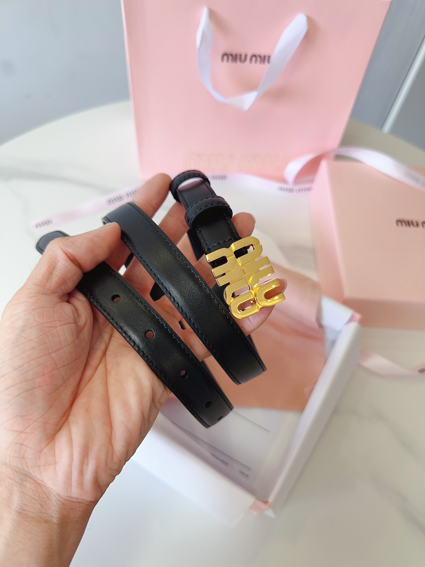 Miu Miu miumiu新款 极简主义风格的腰带 City Calf小牛皮材质 金属搭配logo款扣