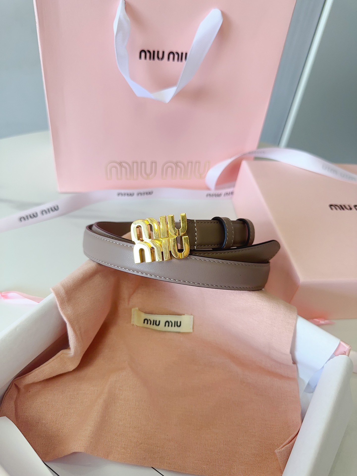 Miu Miu miumiu新款 极简主义风格的腰带 City Calf小牛皮材质 金属搭配logo款扣
