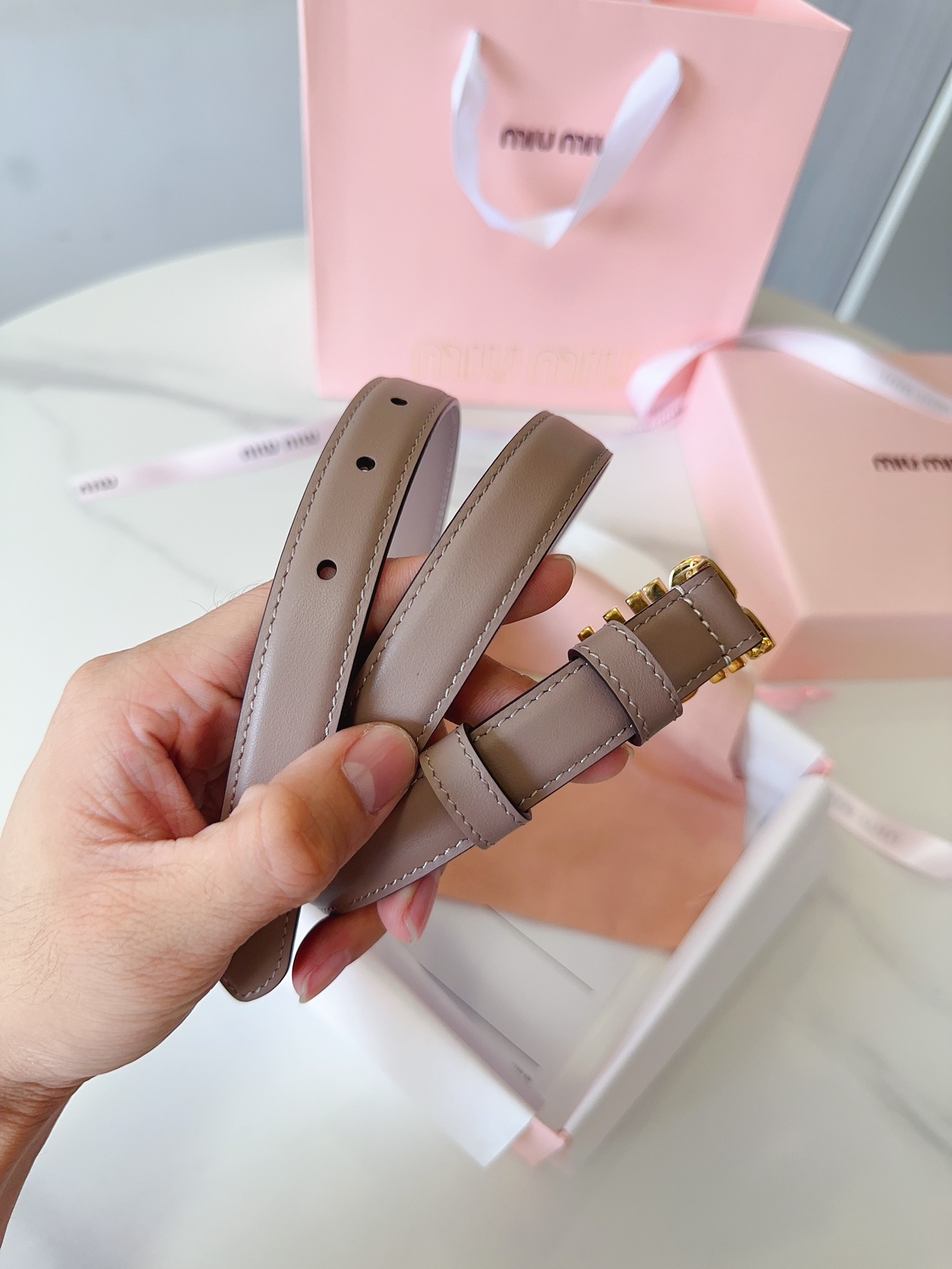 Miu Miu miumiu新款 极简主义风格的腰带 City Calf小牛皮材质 金属搭配logo款扣