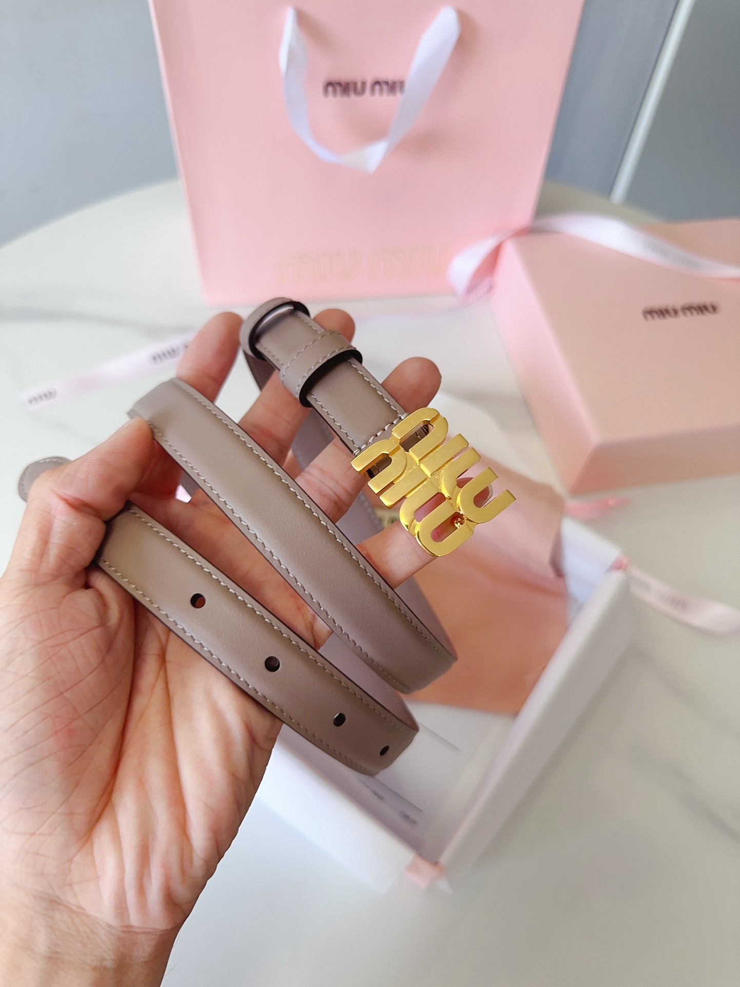Miu Miu miumiu新款 极简主义风格的腰带 City Calf小牛皮材质 金属搭配logo款扣