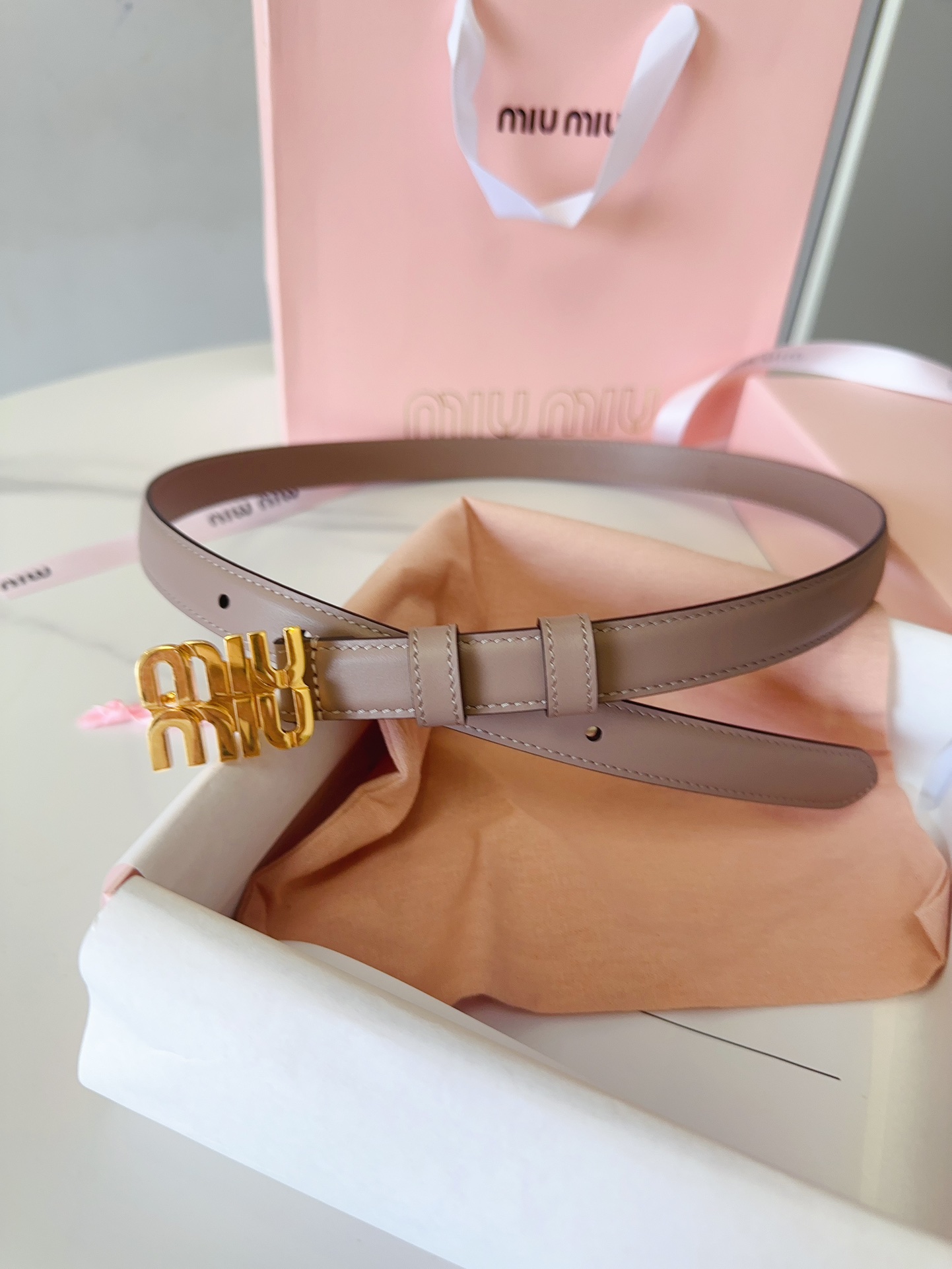 Miu Miu miumiu新款 极简主义风格的腰带 City Calf小牛皮材质 金属搭配logo款扣
