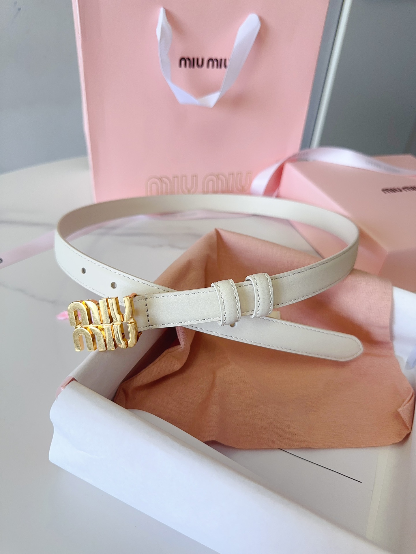 Miu Miu miumiu新款 极简主义风格的腰带 City Calf小牛皮材质 金属搭配logo款扣