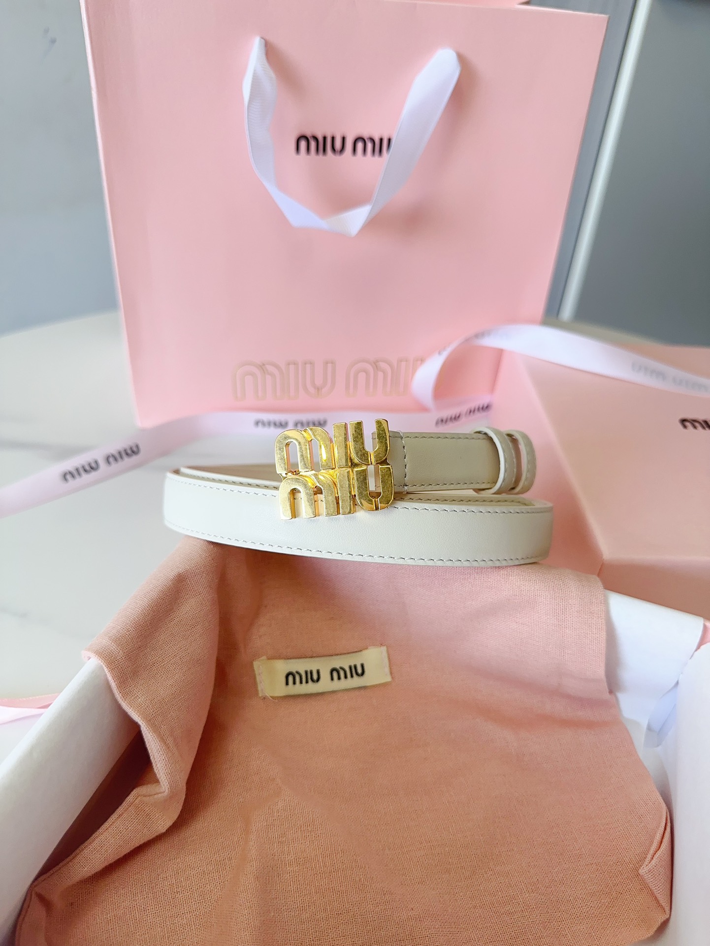 Miu Miu miumiu新款 极简主义风格的腰带 City Calf小牛皮材质 金属搭配logo款扣