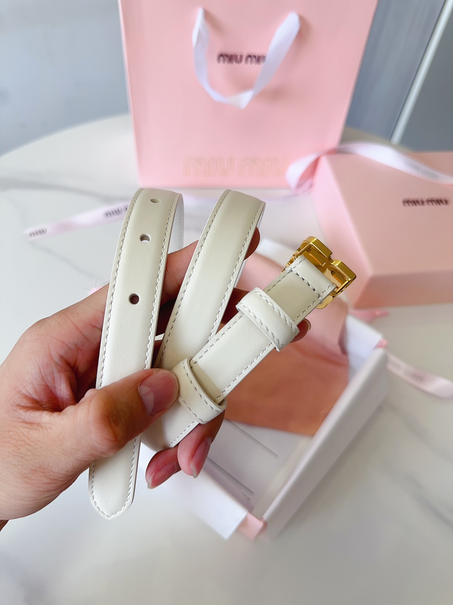 Miu Miu miumiu新款 极简主义风格的腰带 City Calf小牛皮材质 金属搭配logo款扣