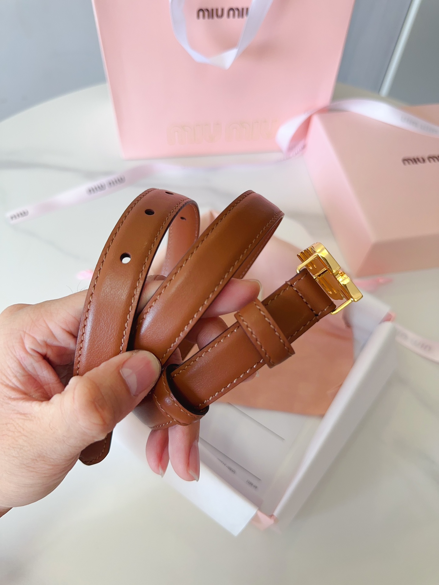 Miu Miu miumiu新款 极简主义风格的腰带 City Calf小牛皮材质 金属搭配logo款扣