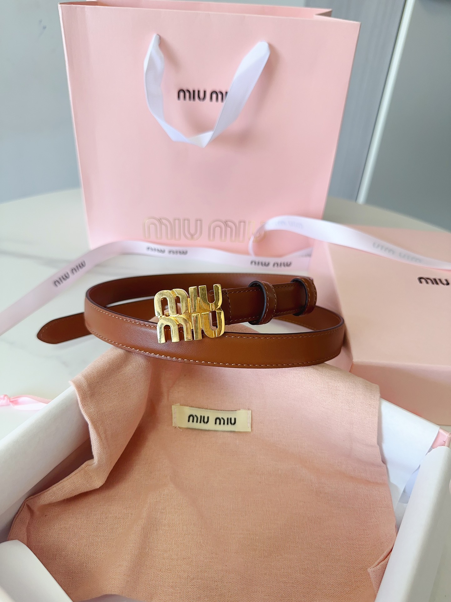 Miu Miu miumiu新款 极简主义风格的腰带 City Calf小牛皮材质 金属搭配logo款扣