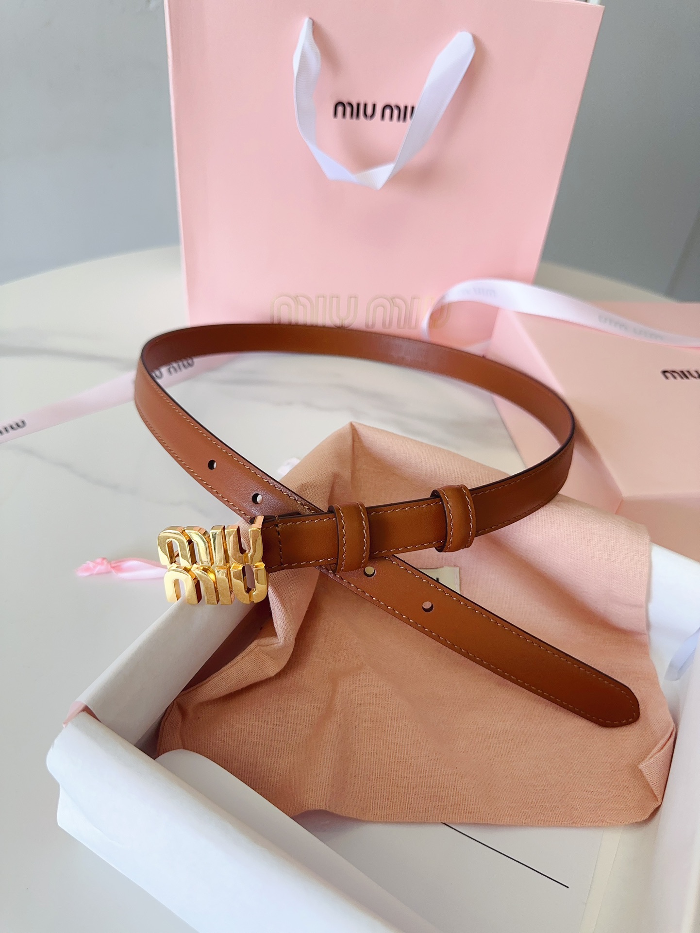Miu Miu miumiu新款 极简主义风格的腰带 City Calf小牛皮材质 金属搭配logo款扣