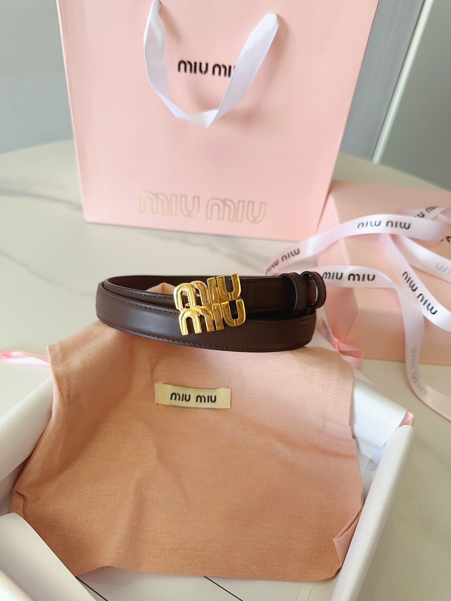 Miu Miu miumiu新款 极简主义风格的腰带 City Calf小牛皮材质 金属搭配logo款扣