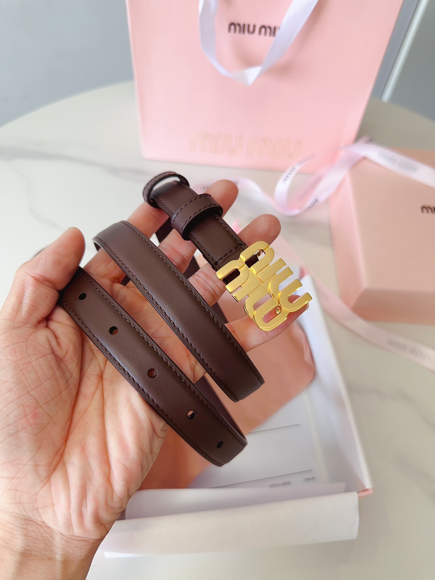 Miu Miu miumiu新款 极简主义风格的腰带 City Calf小牛皮材质 金属搭配logo款扣