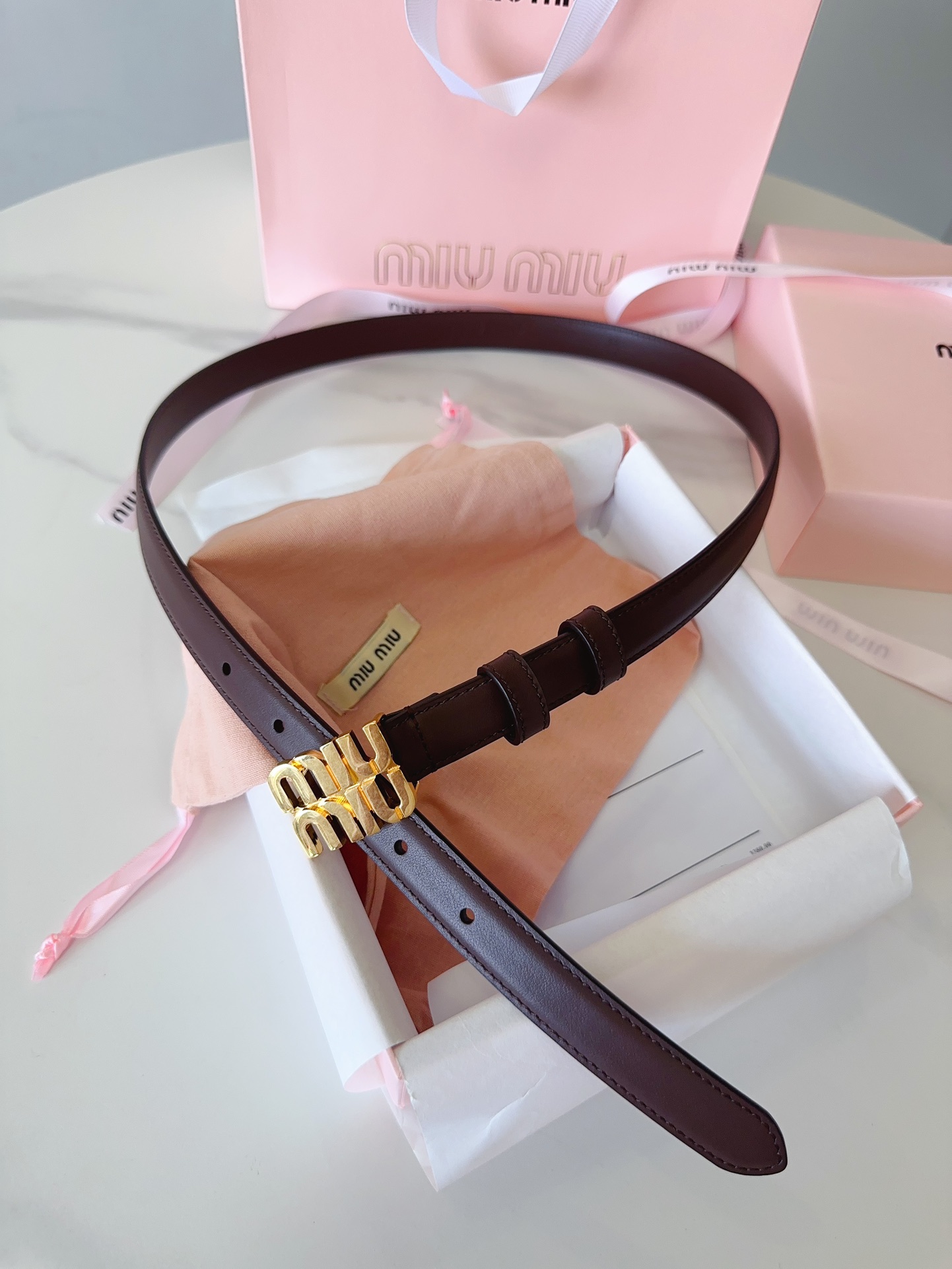 Miu Miu miumiu新款 极简主义风格的腰带 City Calf小牛皮材质 金属搭配logo款扣