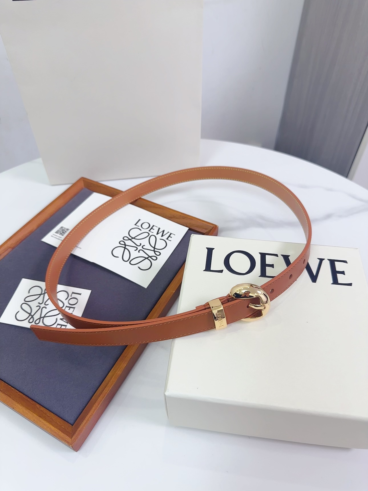 Loewe 罗意威 LOEWE 新款平纹牛皮革腰带，饰以金属LOEWE标志，宽2.0cm