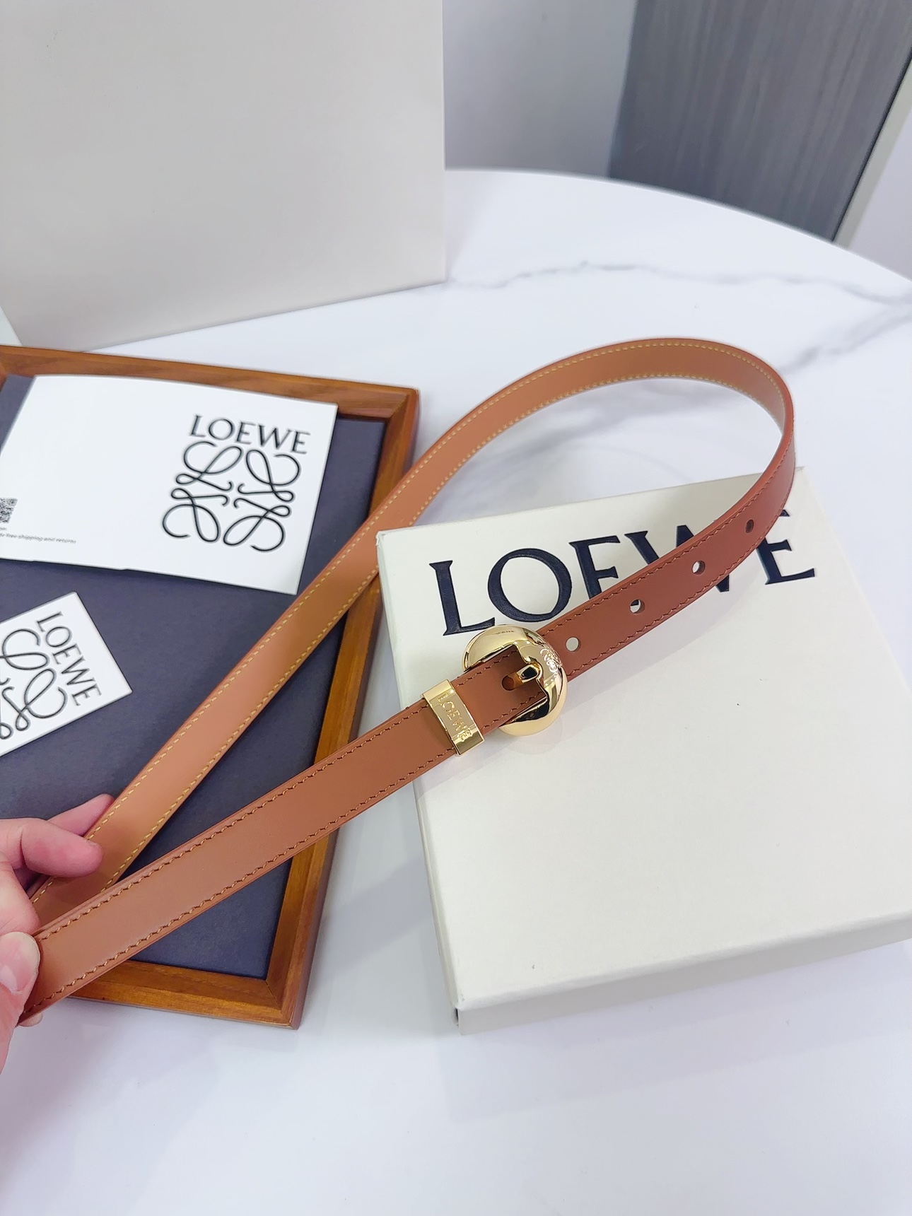 Loewe 罗意威 LOEWE 新款平纹牛皮革腰带，饰以金属LOEWE标志，宽2.0cm