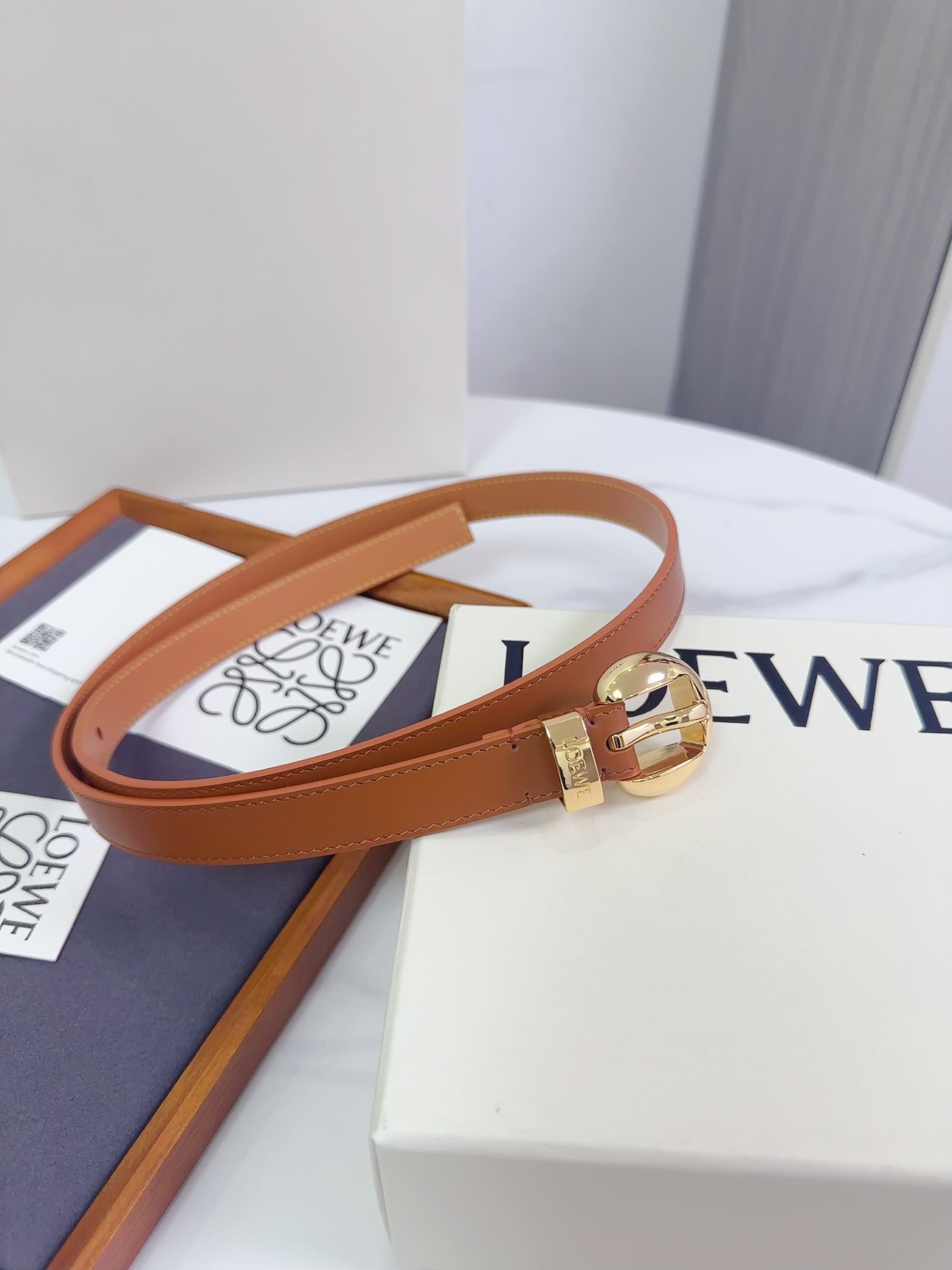 Loewe 罗意威 LOEWE 新款平纹牛皮革腰带，饰以金属LOEWE标志，宽2.0cm