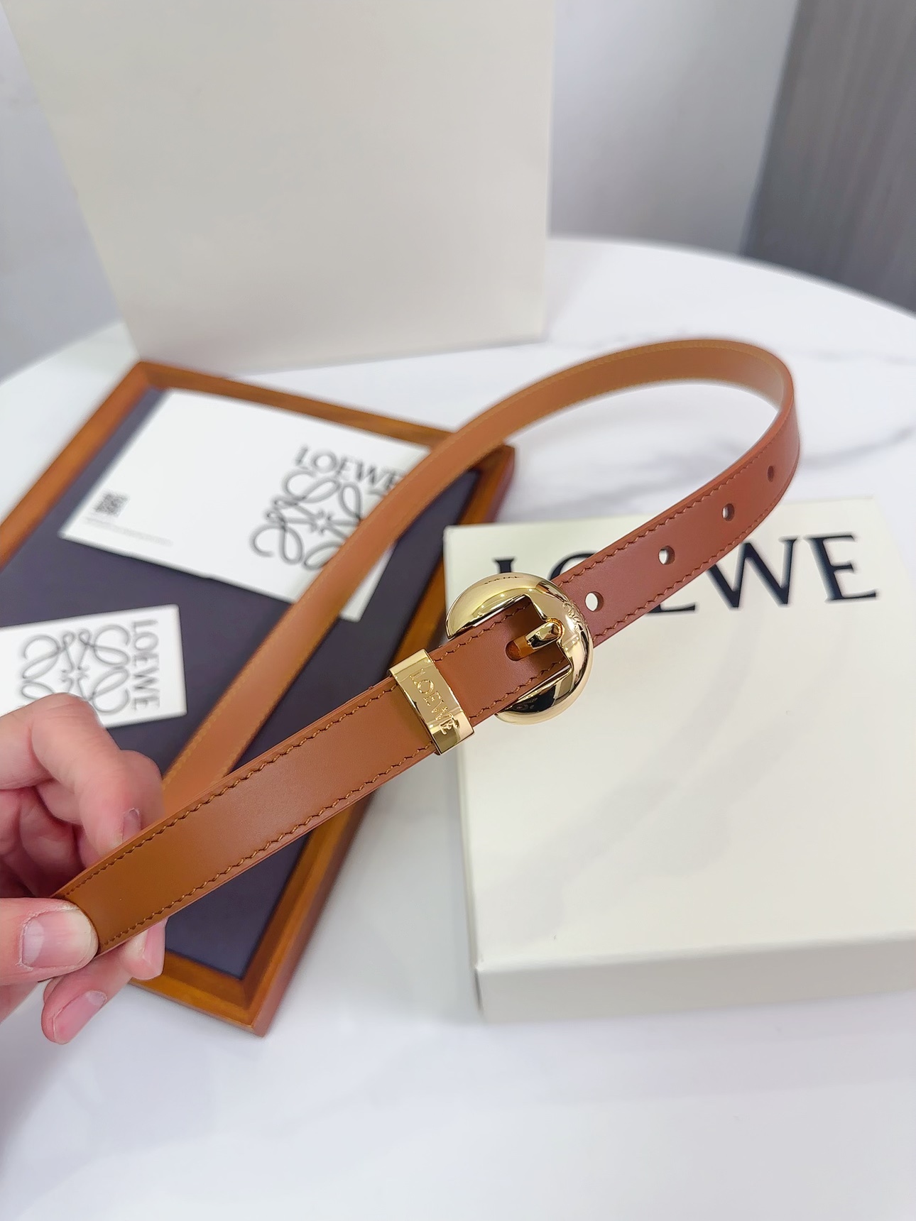 Loewe 罗意威 LOEWE 新款平纹牛皮革腰带，饰以金属LOEWE标志，宽2.0cm