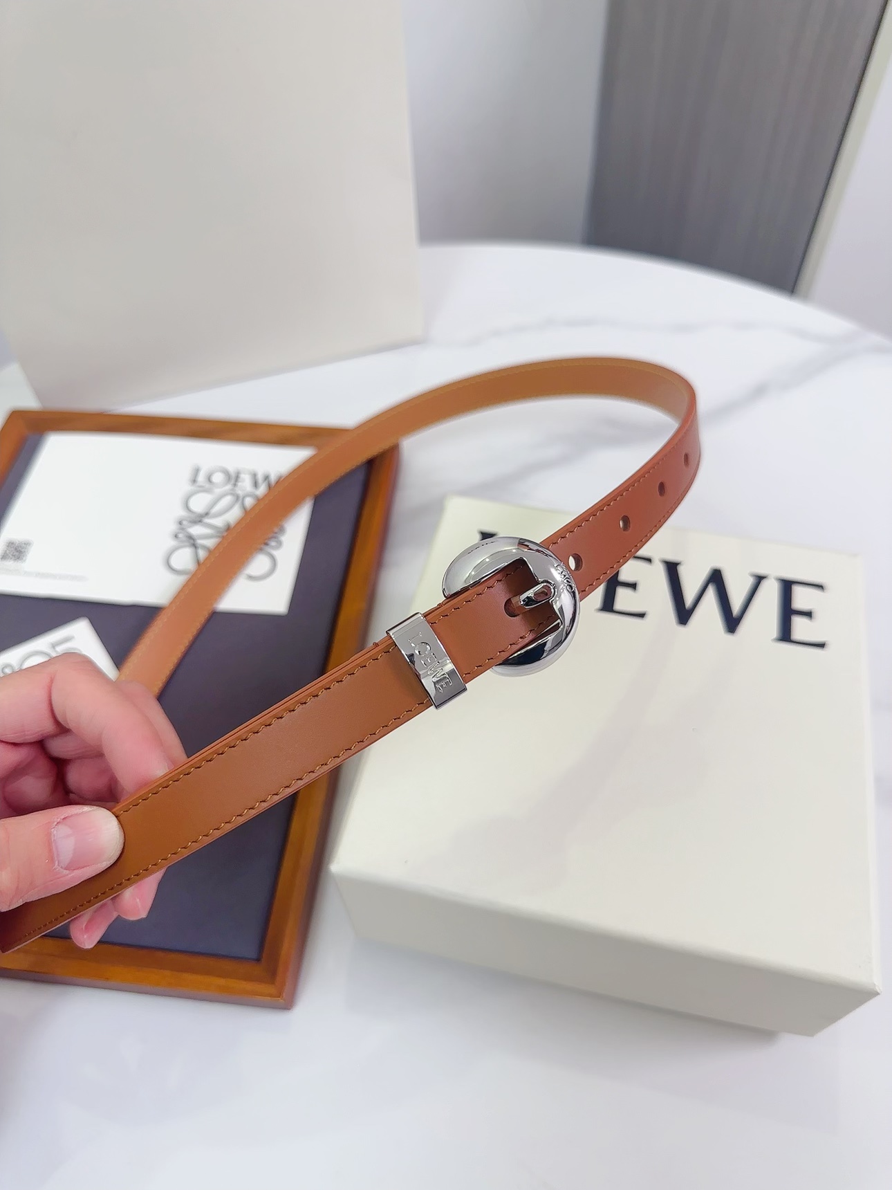 Loewe 罗意威 LOEWE 新款平纹牛皮革腰带，饰以金属LOEWE标志，宽2.0cm