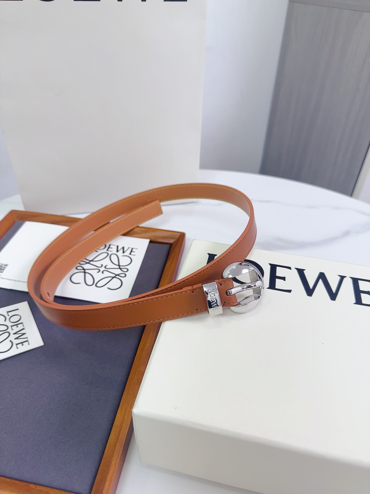 Loewe 罗意威 LOEWE 新款平纹牛皮革腰带，饰以金属LOEWE标志，宽2.0cm