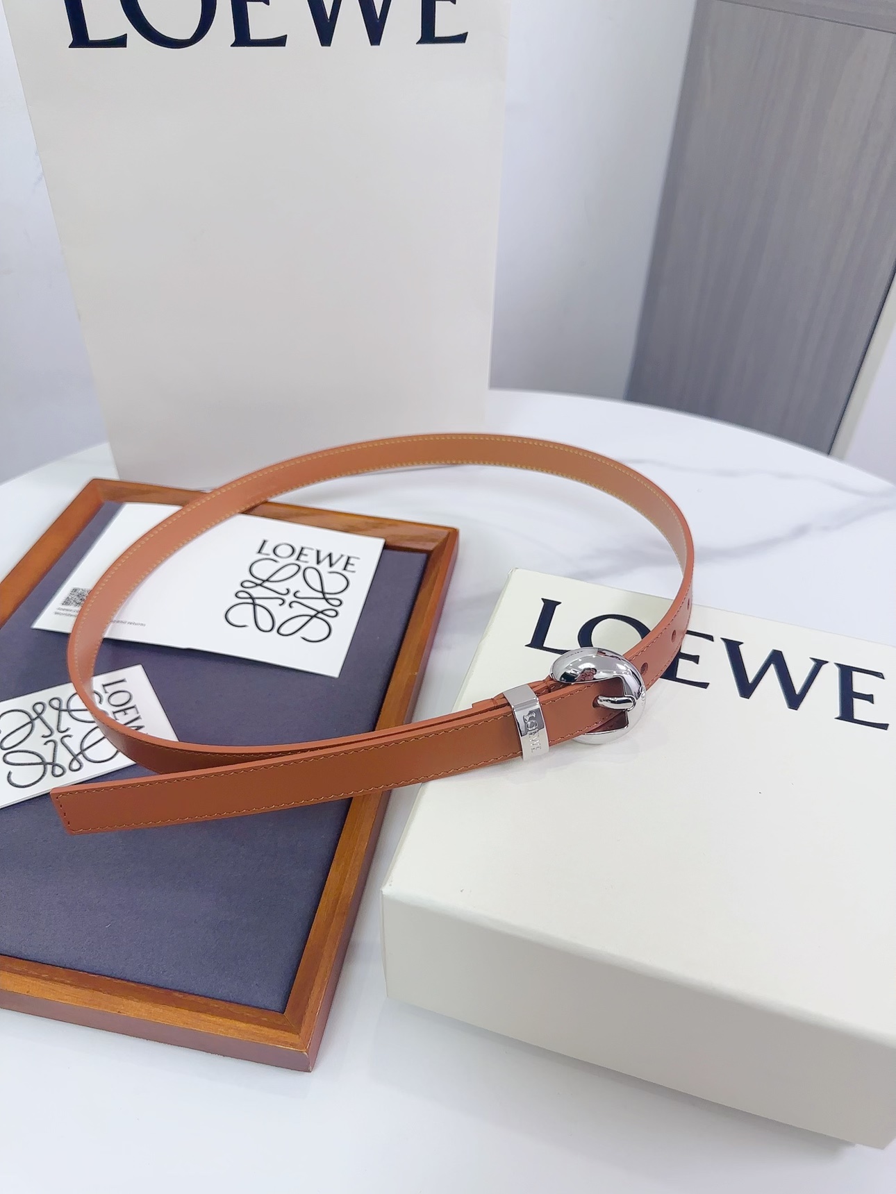 Loewe 罗意威 LOEWE 新款平纹牛皮革腰带，饰以金属LOEWE标志，宽2.0cm