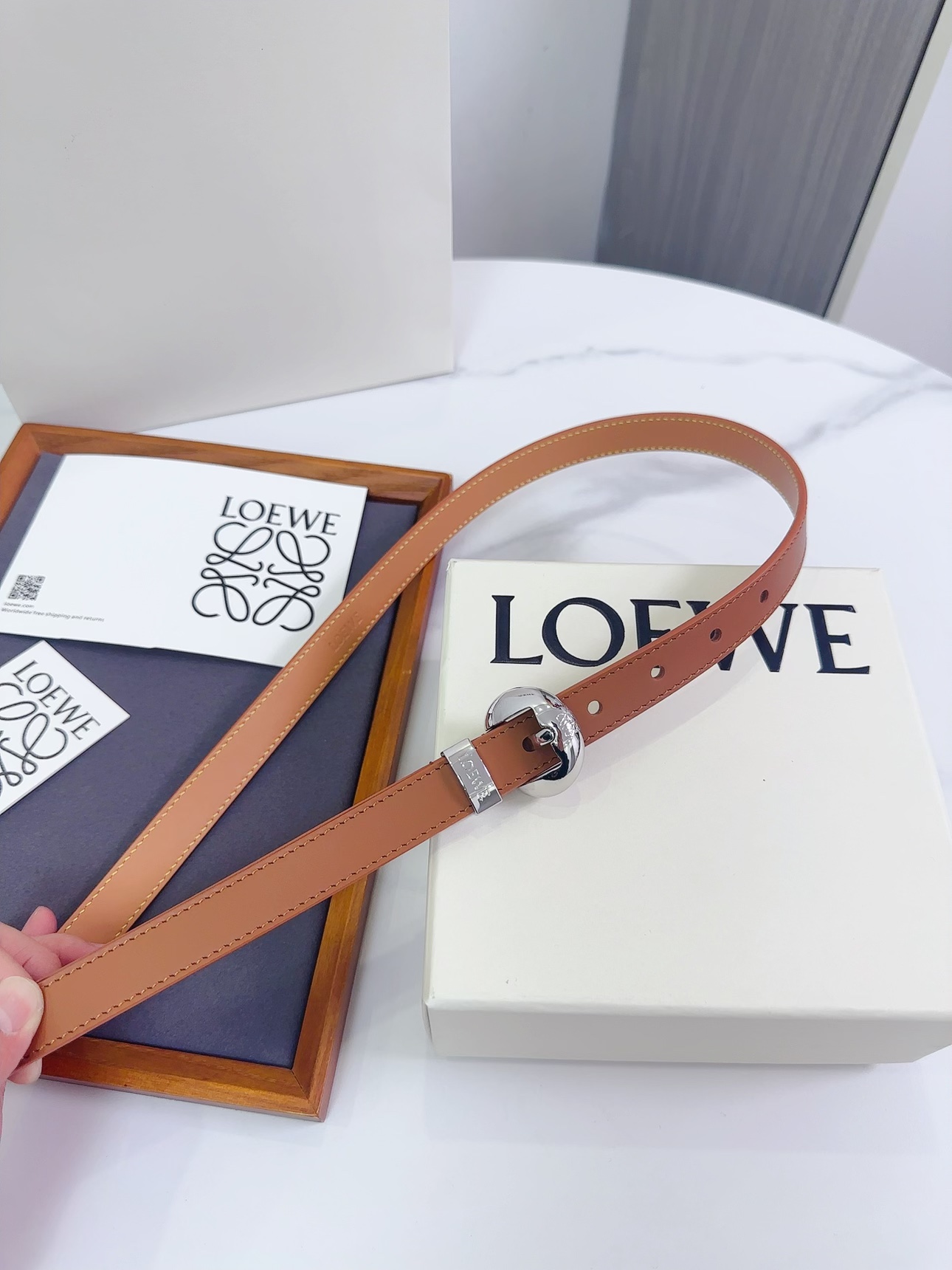 Loewe 罗意威 LOEWE 新款平纹牛皮革腰带，饰以金属LOEWE标志，宽2.0cm