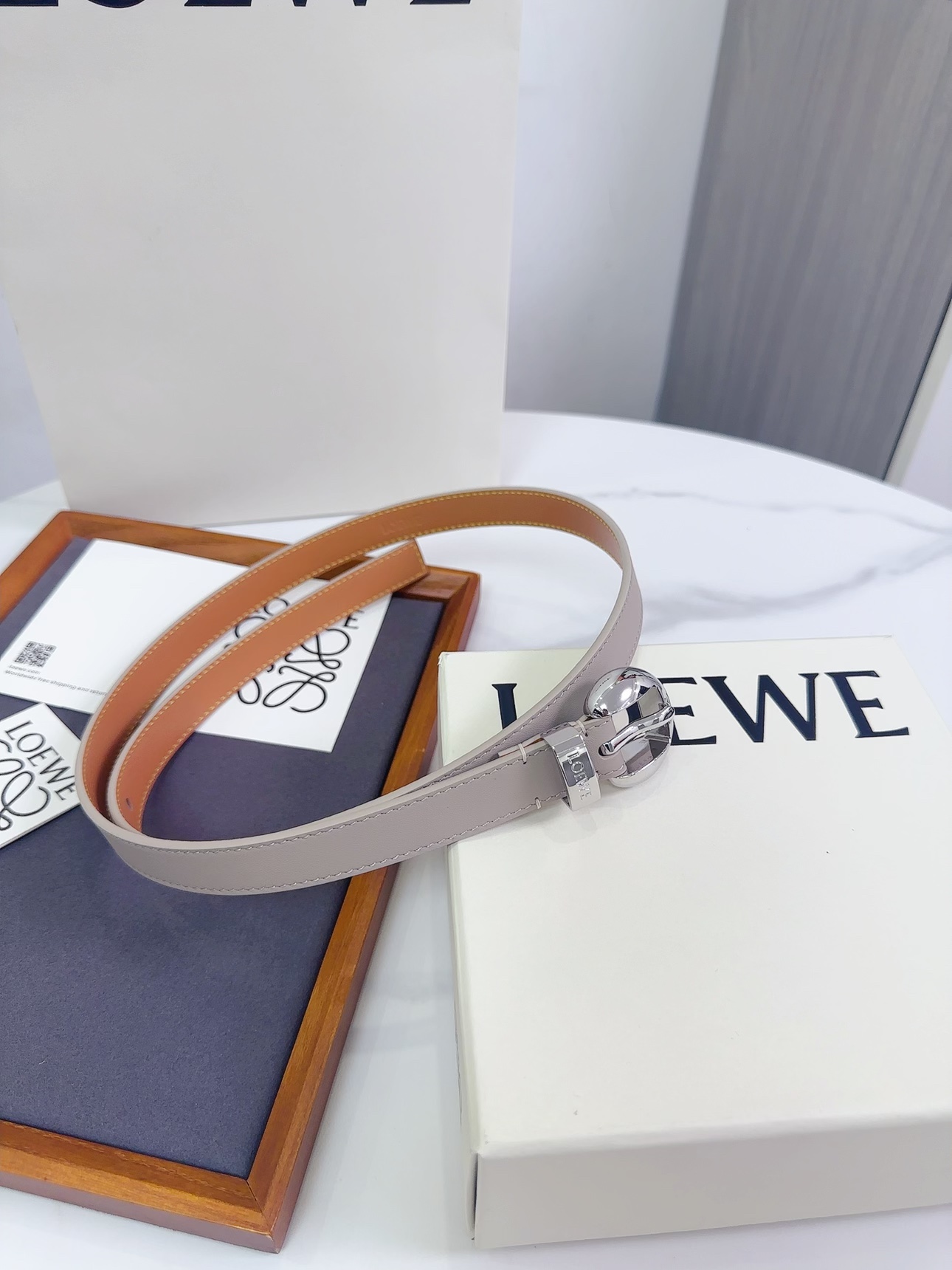 Loewe 罗意威 LOEWE 新款平纹牛皮革腰带，饰以金属LOEWE标志，宽2.0cm