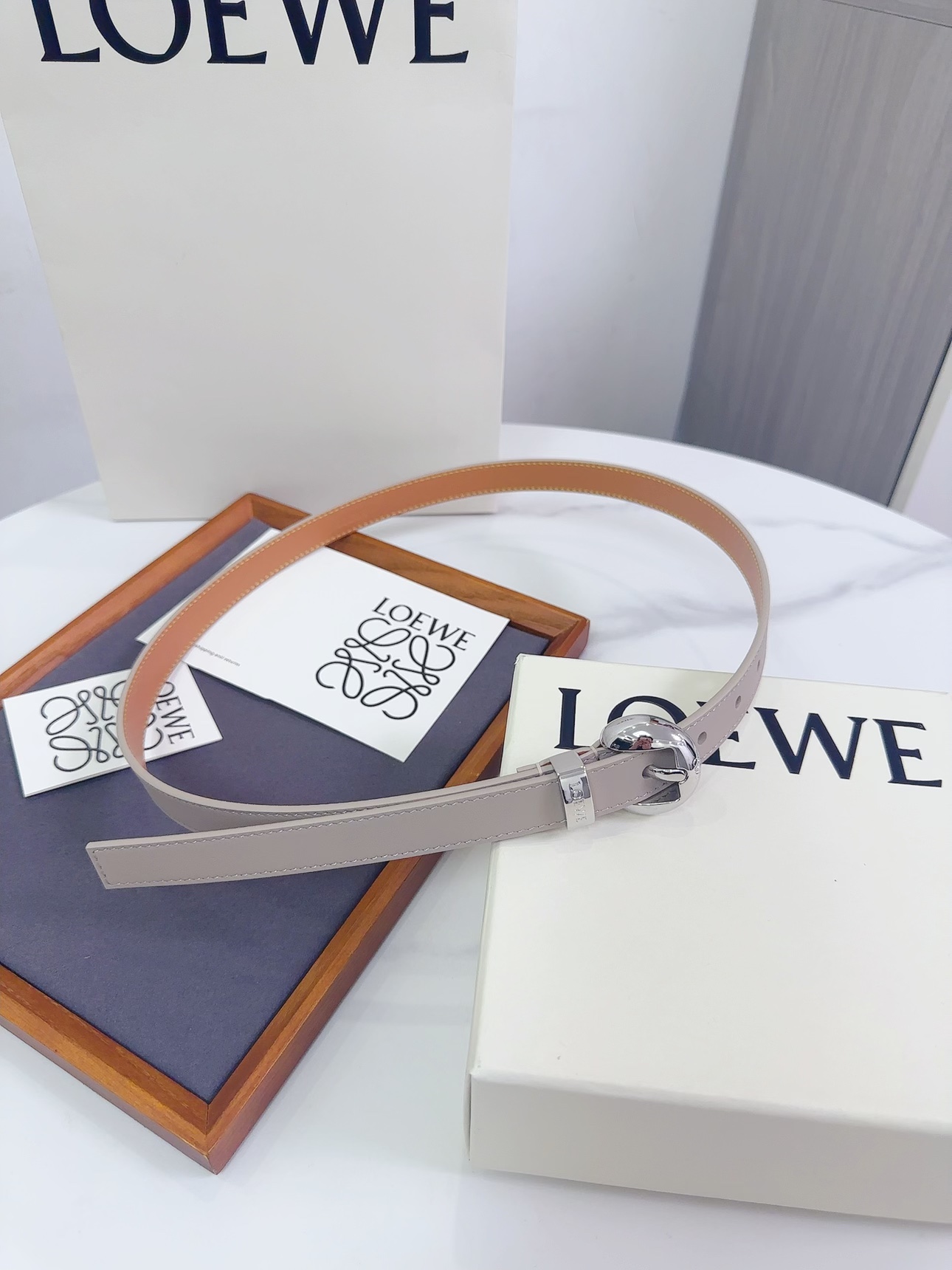Loewe 罗意威 LOEWE 新款平纹牛皮革腰带，饰以金属LOEWE标志，宽2.0cm