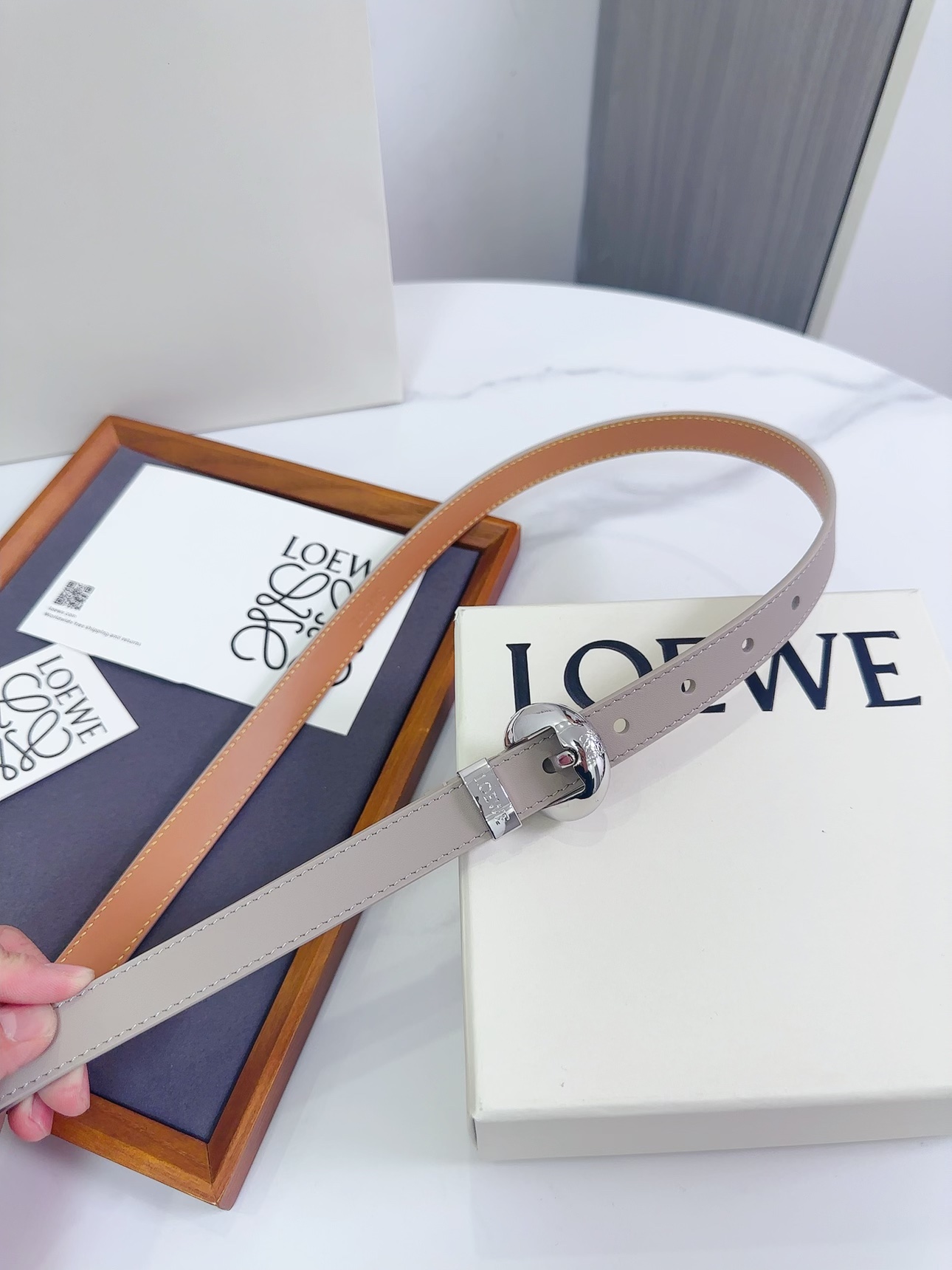 Loewe 罗意威 LOEWE 新款平纹牛皮革腰带，饰以金属LOEWE标志，宽2.0cm
