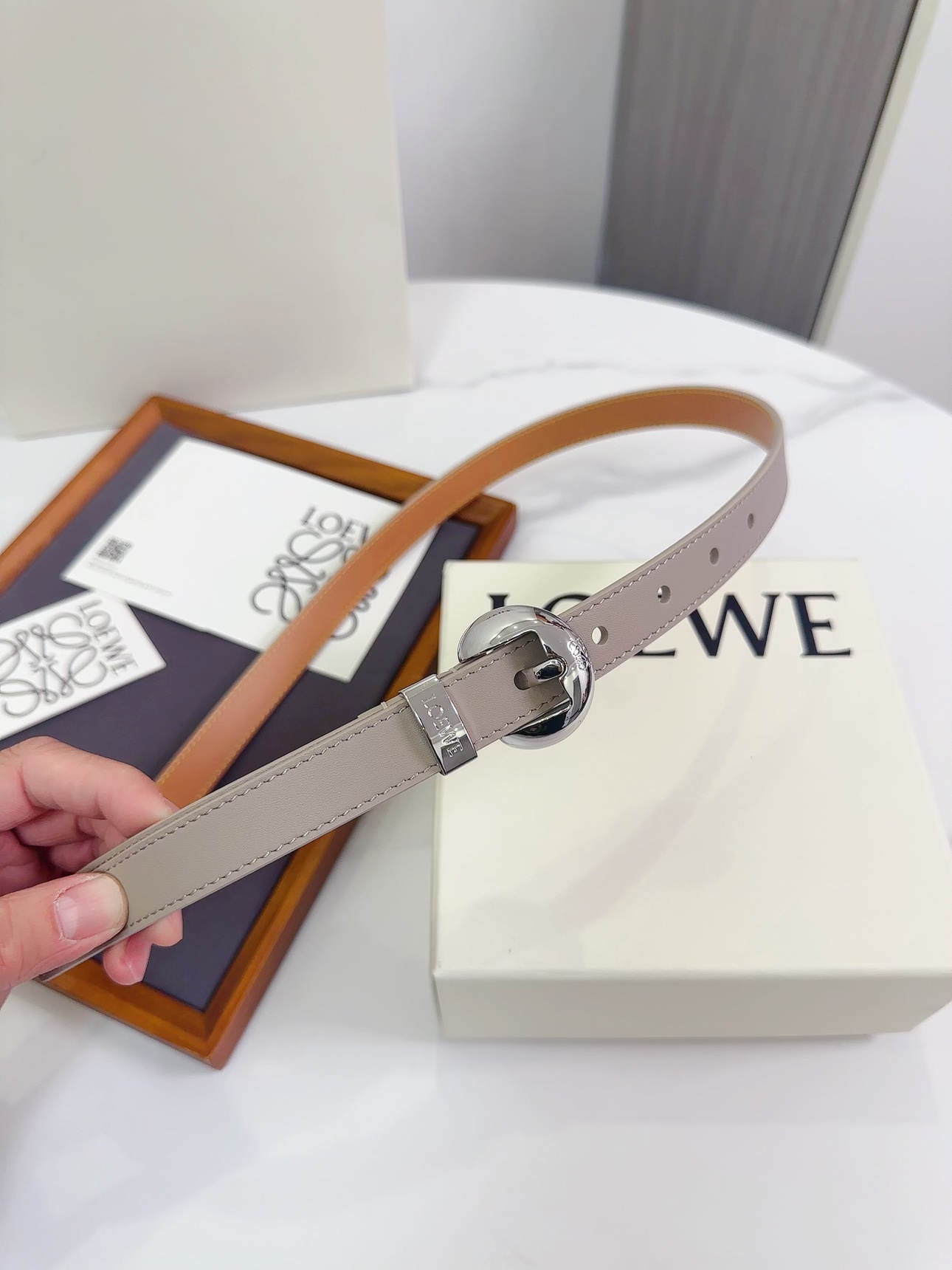 Loewe 罗意威 LOEWE 新款平纹牛皮革腰带，饰以金属LOEWE标志，宽2.0cm